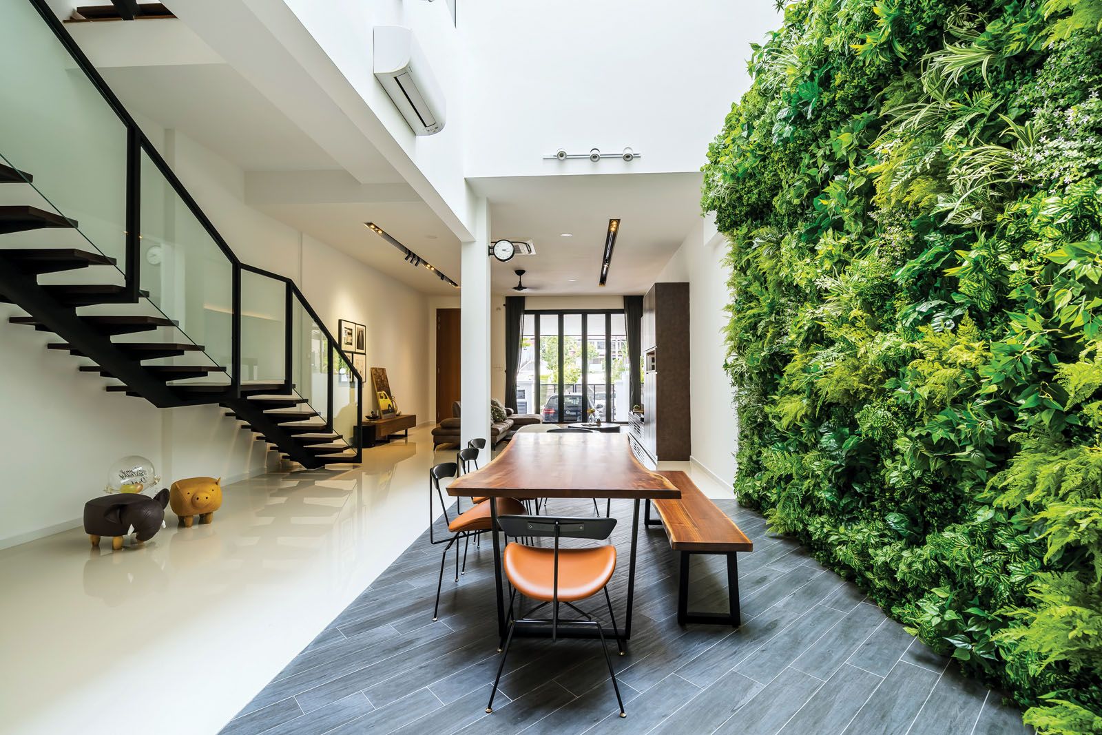 The vertical garden celebrates the tropical theme of this home