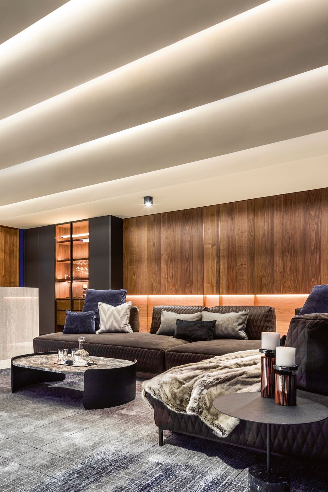 This entertainment room is decorated with the Sanders Air sofa from Ditre Italia, Parenthesis coffee table from Pedrali, Calibre side table from Wendelbo, Santa & Cole table lamp and a custom-made rug