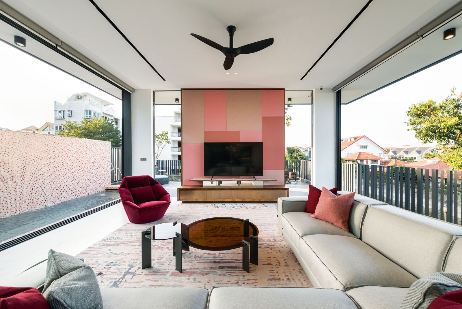 Coral accents on the feature walls at the living area and the pool contribute to the youthful vibe of this home