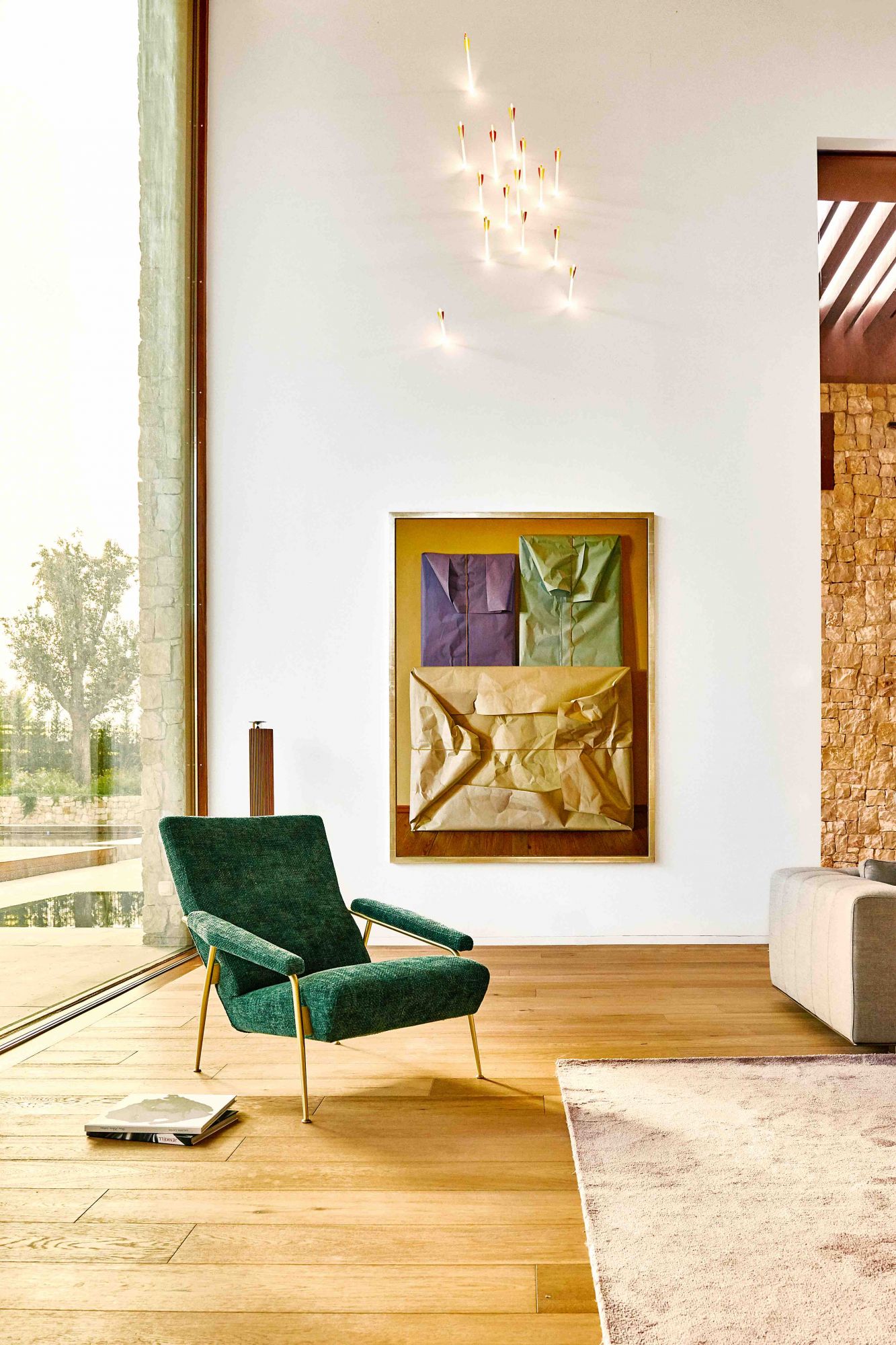 Casa diseñada por Ramon Esteve en Madrid Junto al gran ventanal delsalón, butaca D.153.1 deGio Ponti reeditada porMolteni & C, pintura delartista hiperrealista chilenoClaudio Bravo y esculturacon luz Arrows (2014) delalemán Hans Kotter