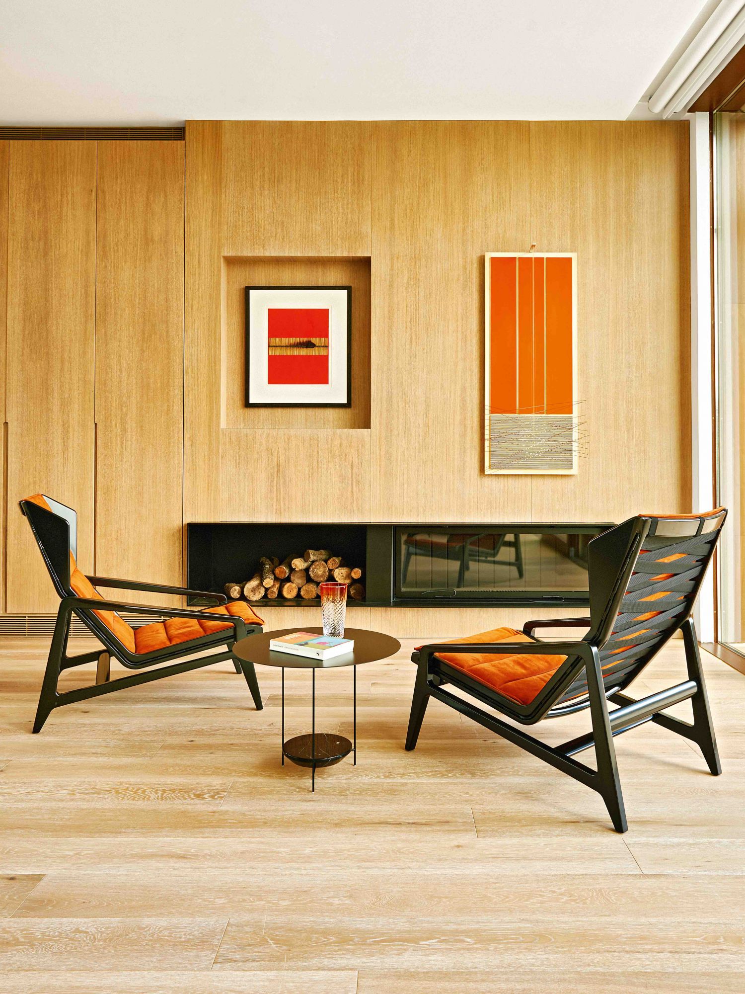 Casa diseñada por Ramon Esteve en Madrid Junto a la chimenea,butacas D.156.3 deGio Ponti y mesitaPanna Cotta de RonGilad, todo editadopor Molteni & C. Enla pared, a la izda.,cerillas quemadassobre papel Percorsidi Fuoco (1974) deBernard Aubertin yobra cinénica de JesúsRafael Soto.