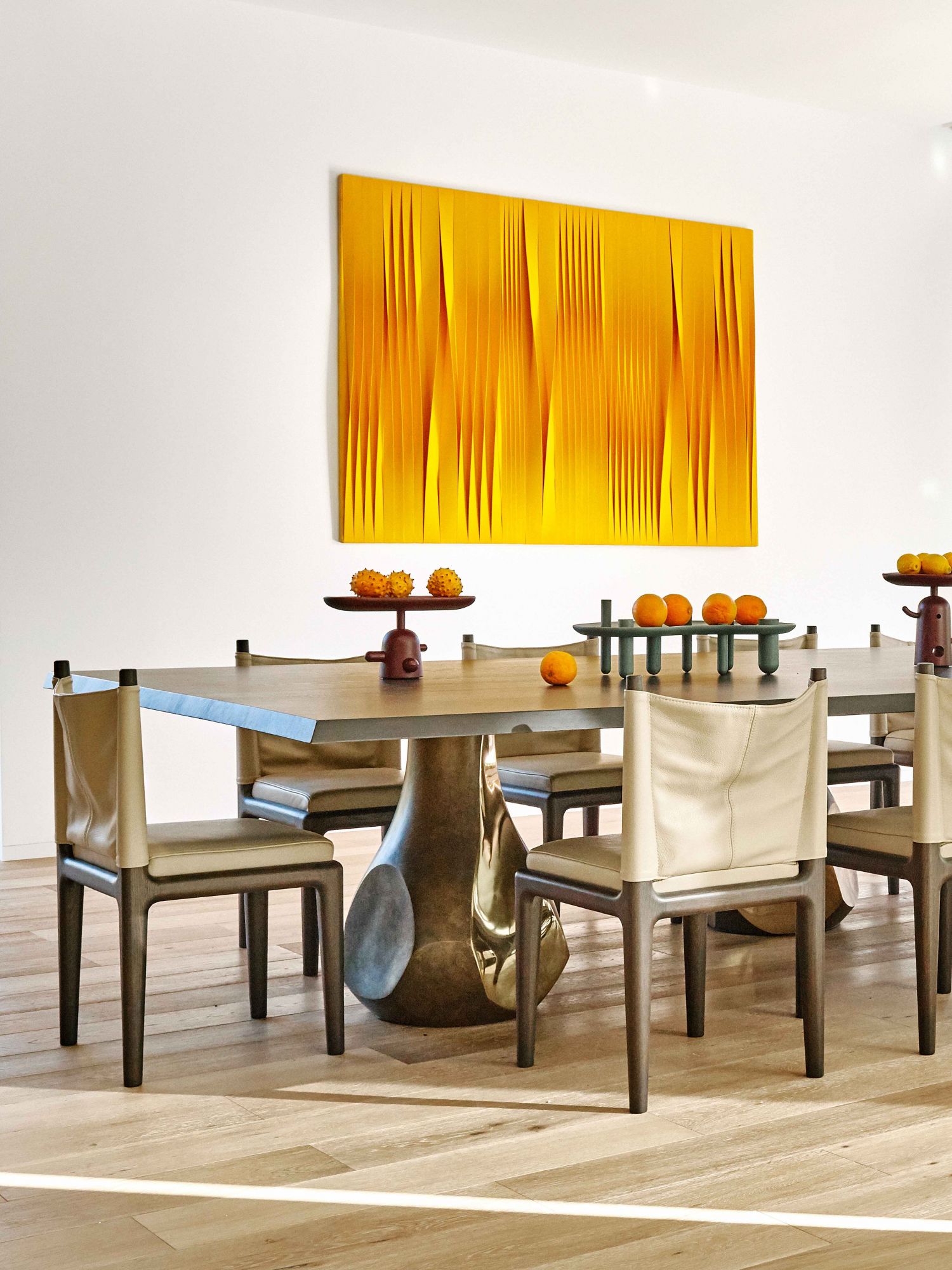 Casa diseñada por Ramon Esteve en Madrid En el comedor, acrÃlicosobre lienzo de PinoManos, mesa Pukka deMarlieke van Rossum ysillas Abi de ChristopheDelcourt, en Avenue Road,y fruteros 081 RéactionPoétique de JaimeHayon para Cassina