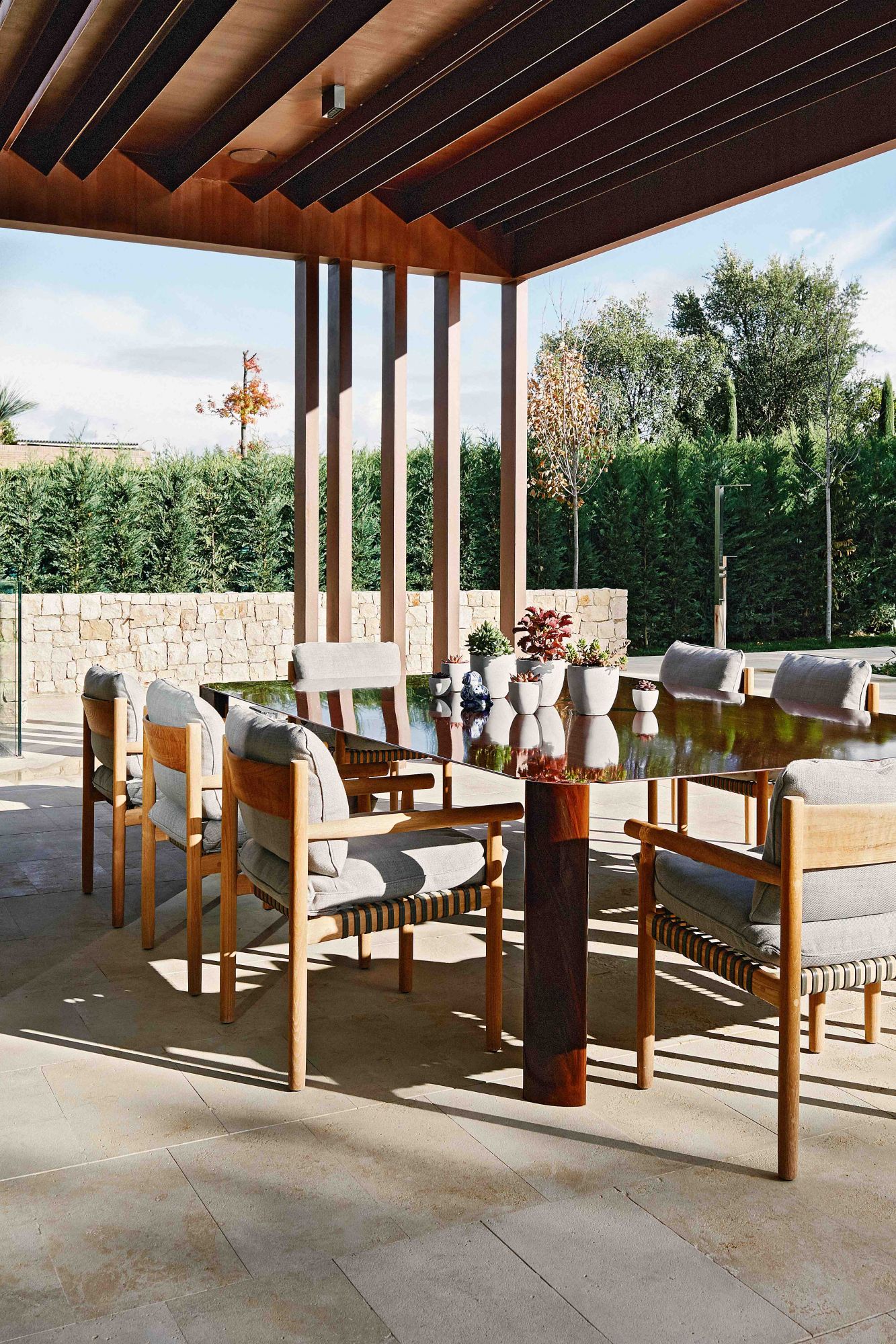Casa diseñada por Ramon Esteve en Madrid el comedordel porche con mesade Exteta y sillasTibbo de Barber &Osgerby para Dedon