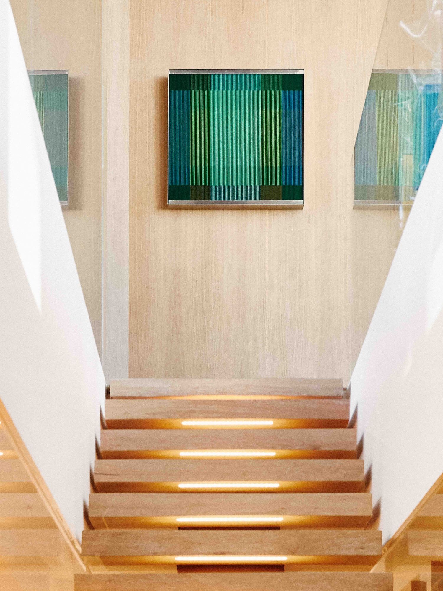 Casa diseñada por Ramon Esteve en Madrid la escalera, cuadrode Carlos Cruz-Diez