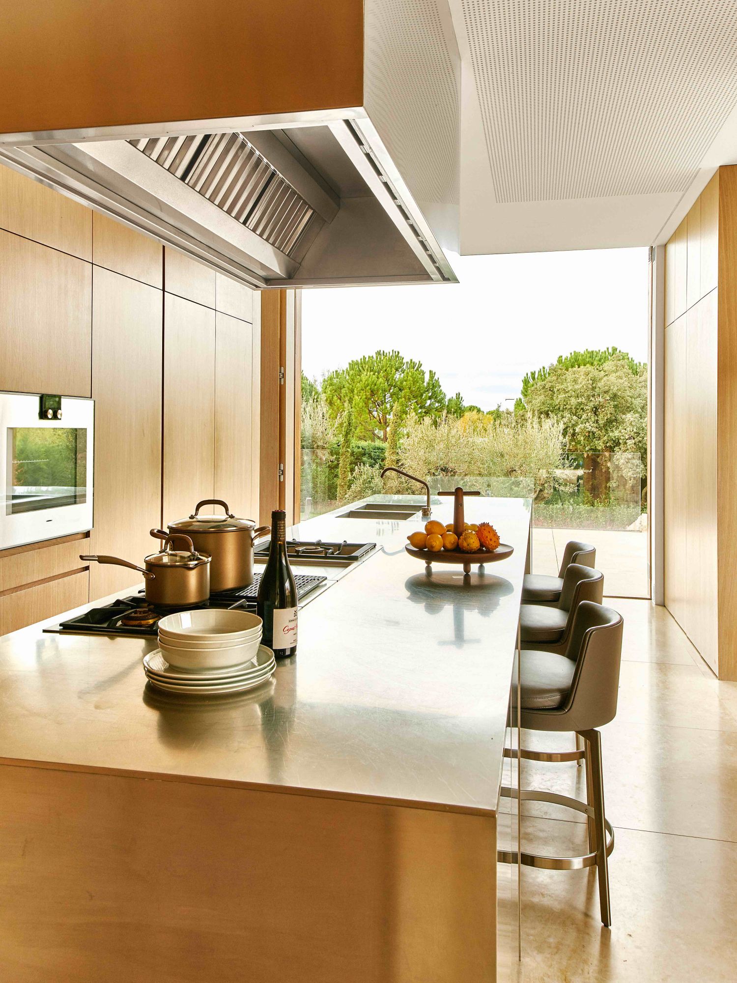 Casa diseñada por Ramon Esteve en Madrid cocina de Artificio contaburetes de AntonioCitterio para Flexform