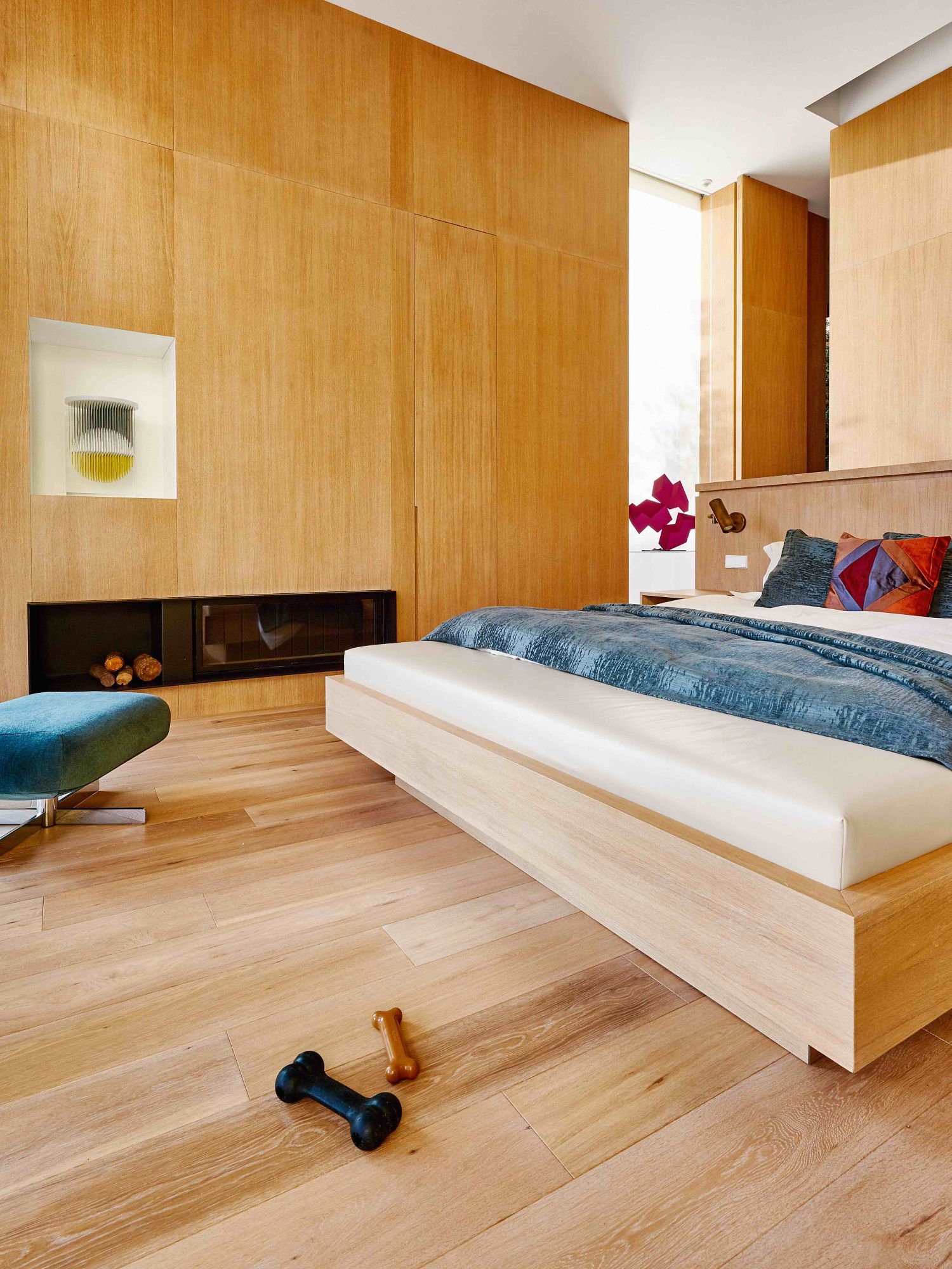 Casa diseñada por Ramon Esteve en Madrid En el dormitorioprincipal, cama deroble blanqueadocon colcha y cojinesde Zara Home, pufChiara de FrancescoBinfaré para Edra yescultura cinética deJesús Rafael Soto