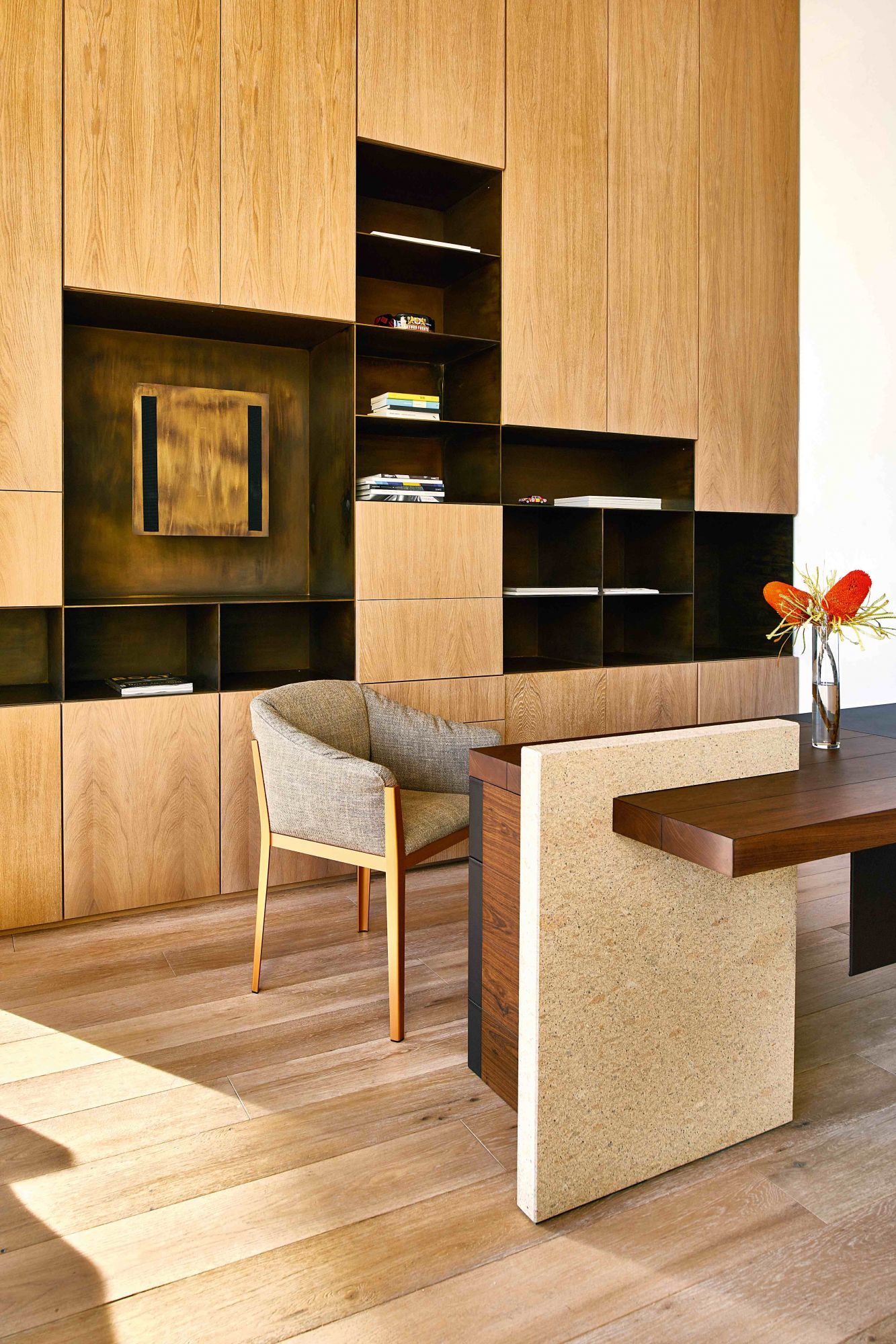 Casa diseñada por Ramon Esteve en Madrid despacho conescritorio de PoltronaFrau y silla 140 Cotonede los Bouroullecpara Cassina