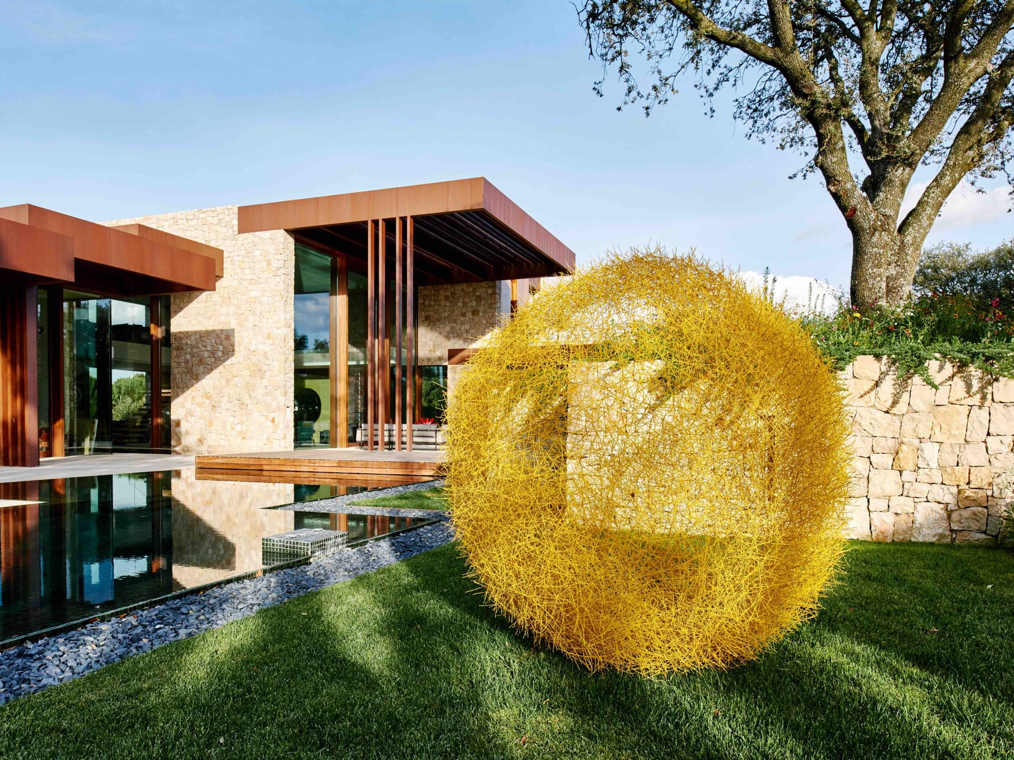 Casa diseÃ±ada por Ramon Esteve en Madrid En el jardÃ­n,escultura de aceroinoxidable pintadodel colombianoRicardo CÃ¡rdenas.