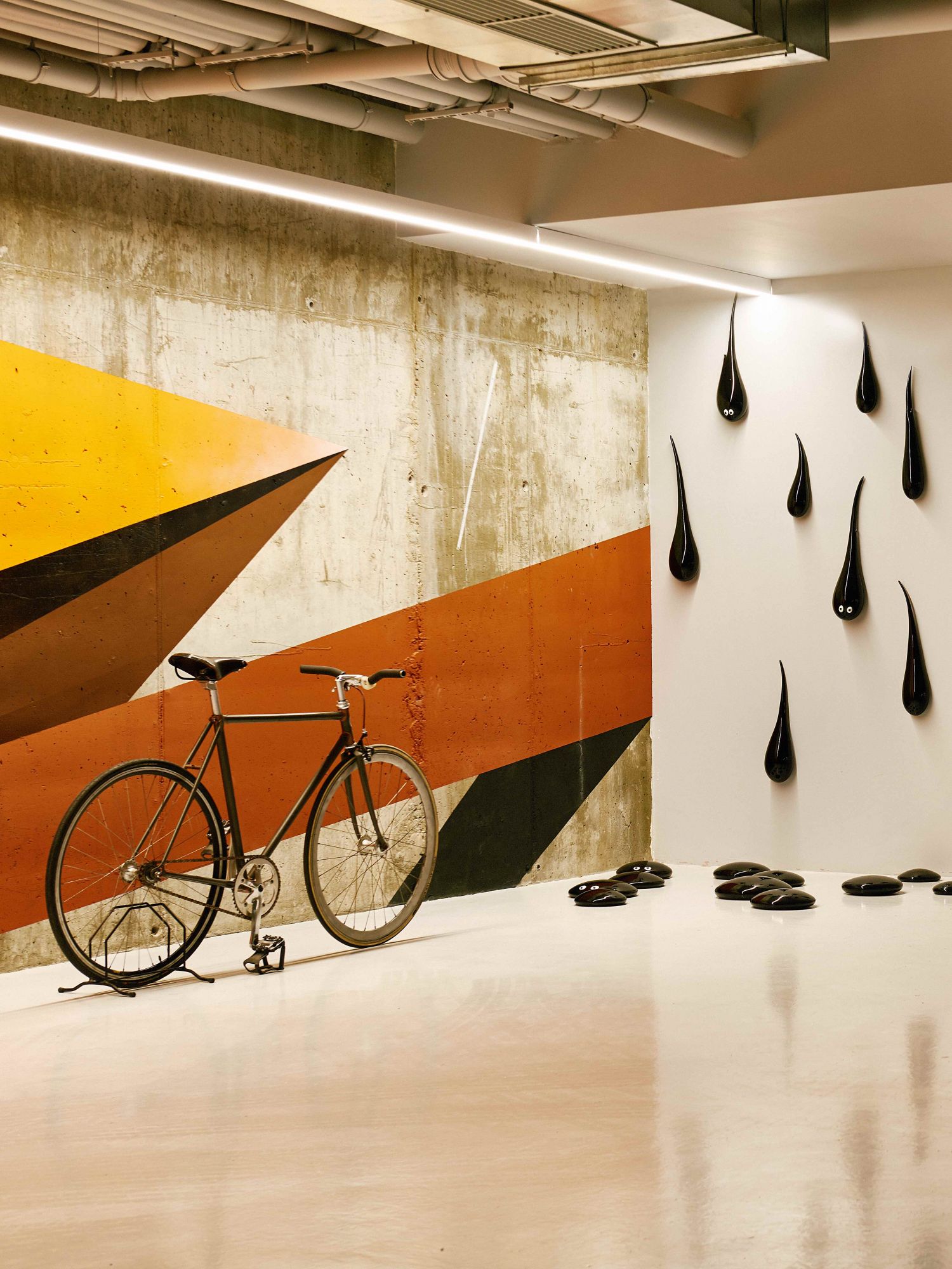 Casa diseñada por Ramon Esteve en Madrid En el garaje,escultura de la serieDrip, Drop, Plop (2001)de cristal negro deFred Wilson.