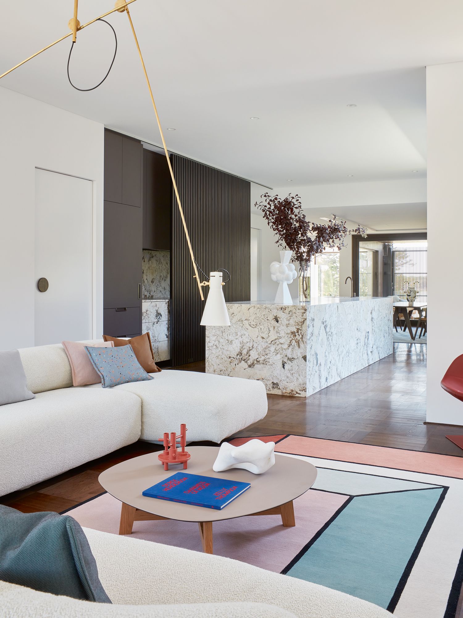Accent cushions on the sofa connect to the colour scheme of the CC-Tapis Visioni rug by Urquiola