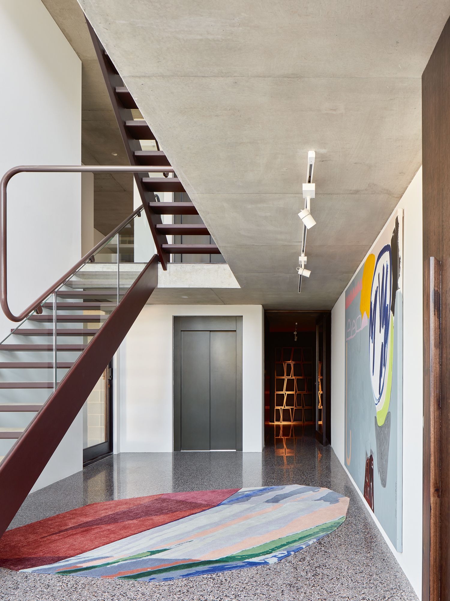 The CC-Tapis Fordite 3 rug by Patricia Urquiola echoes the colourful brushstrokes on the wall-hung painting by Elle Campbell