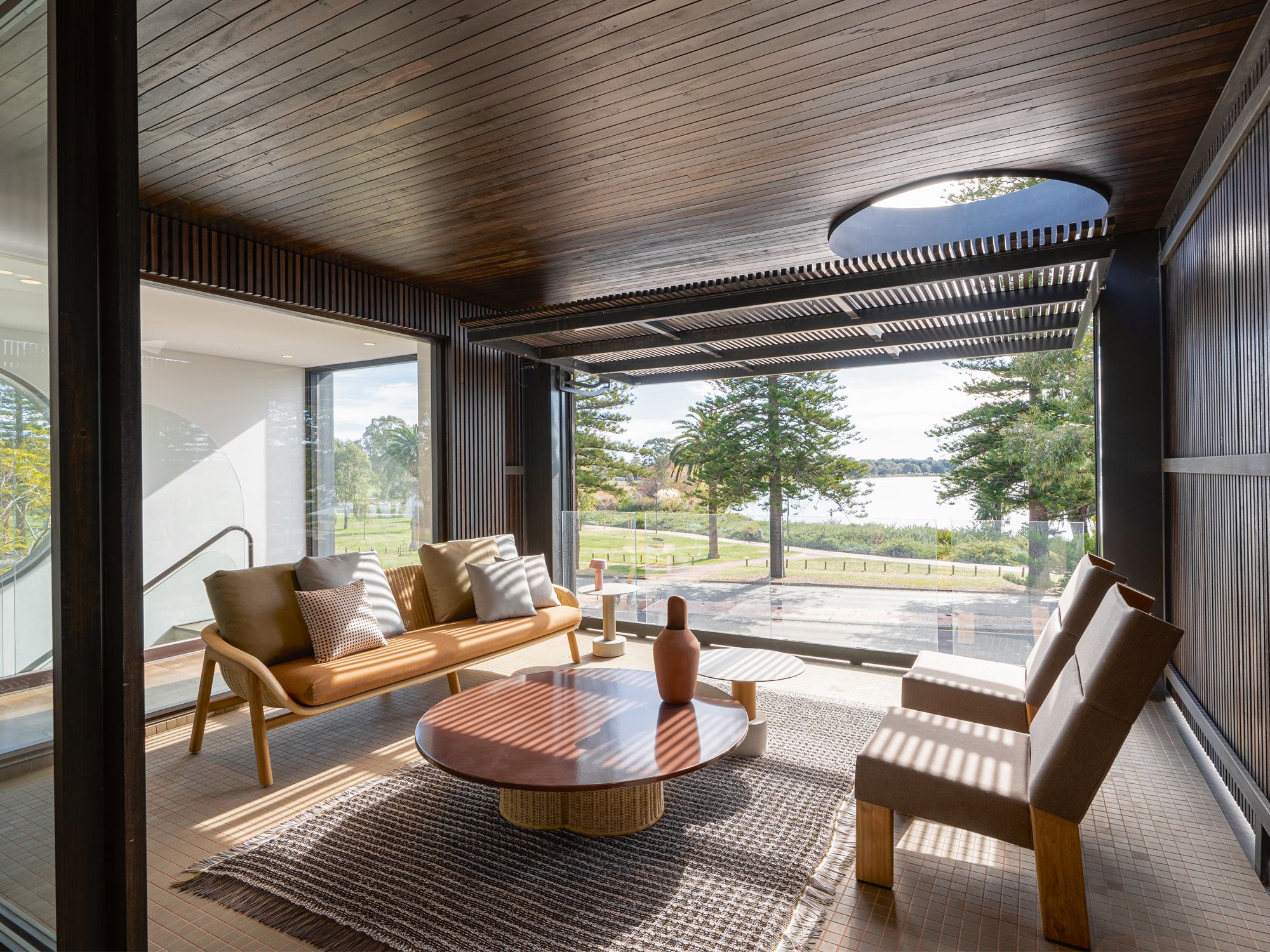 The lounge area features outdoor furniture from Kettal, which include the Vimini sofa and coffee tables as well as the Band Club armchairs, all designed by Patricia Urquiola