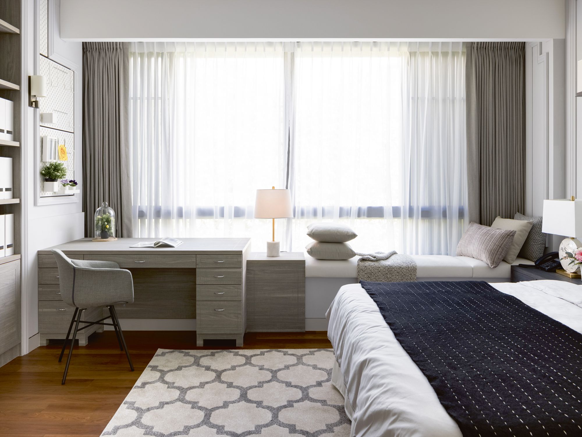 The designer maximised the use of the bay window by incorporating a built-in desk and daybed in the daughter’s bedroom