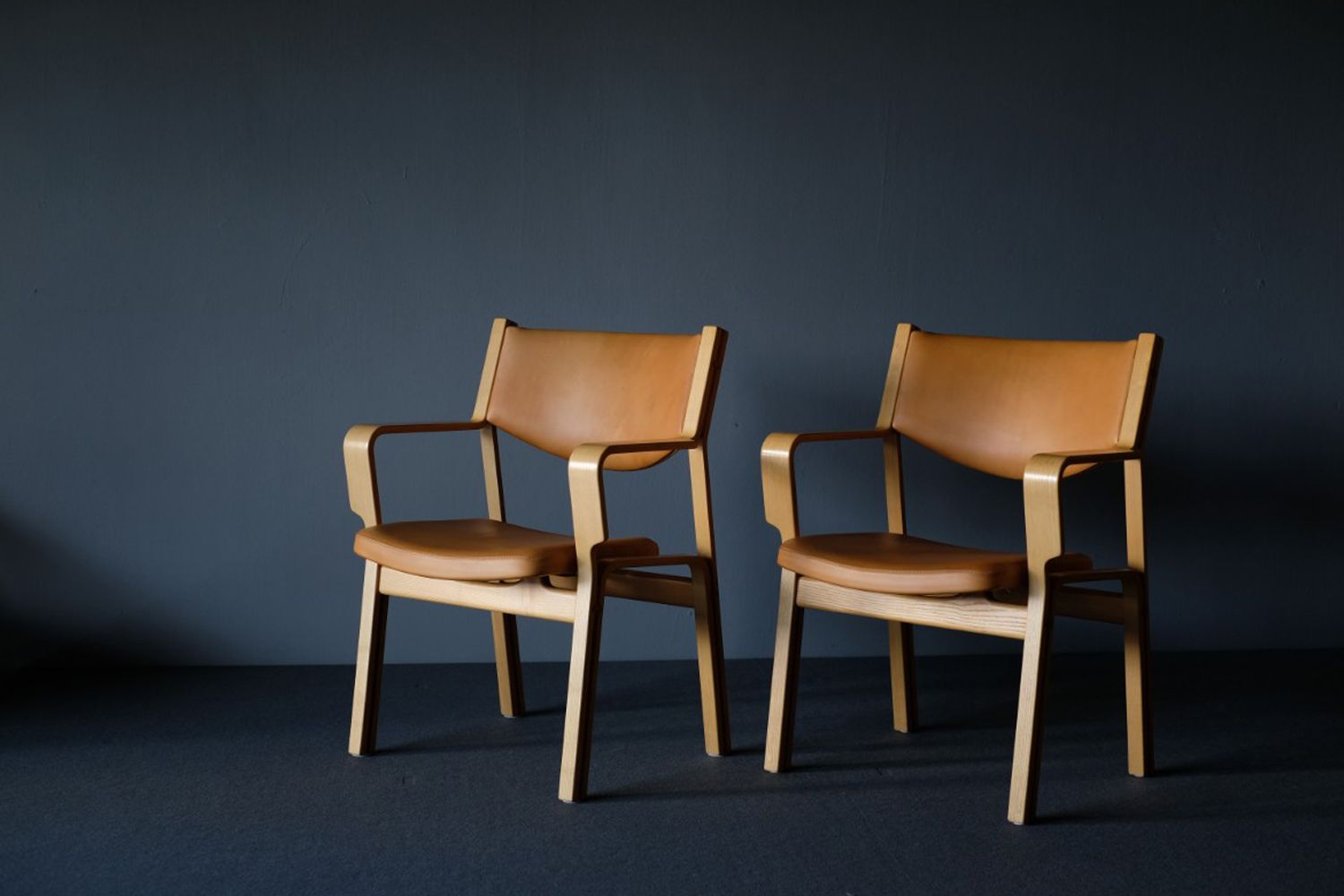 “JH 47-2” pair of chairs by Hans Wegner for Johannes Hansen, from 1b2g (Image: 1b2g)