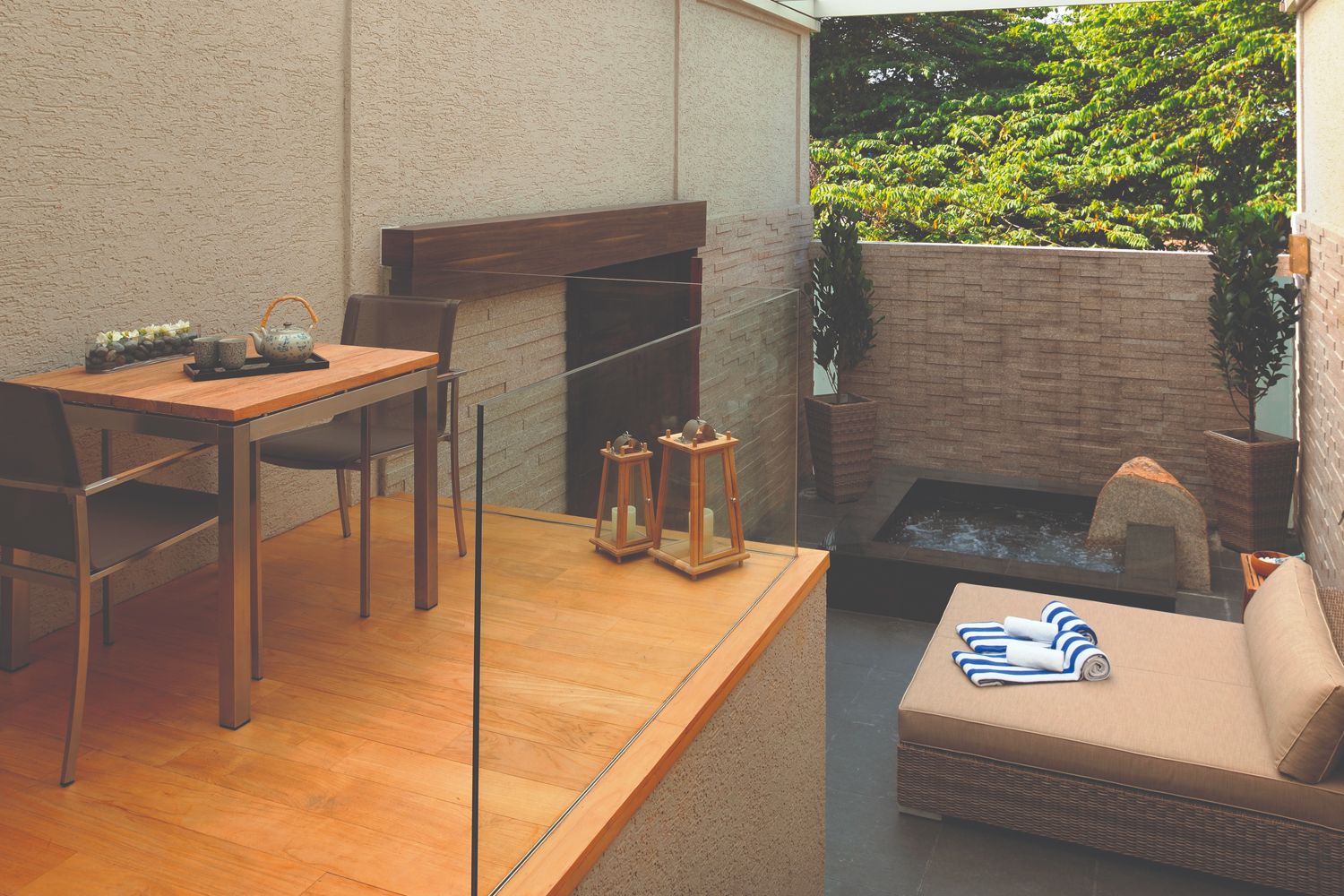 The private jacuzzi in the Suite room (Image: Oasia Resort Sentosa)