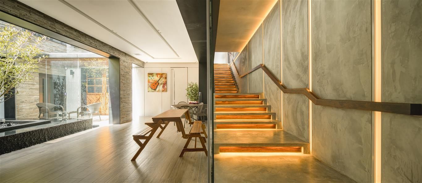 The contemporary steps form a leading invitation to the living and dining rooms above (Photography: Jasper Yu)
