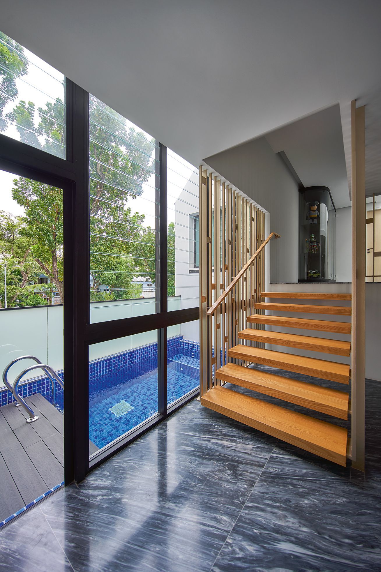 The staircase on the mezzanine echoes the same design concept (Photography: Jasper Yu)