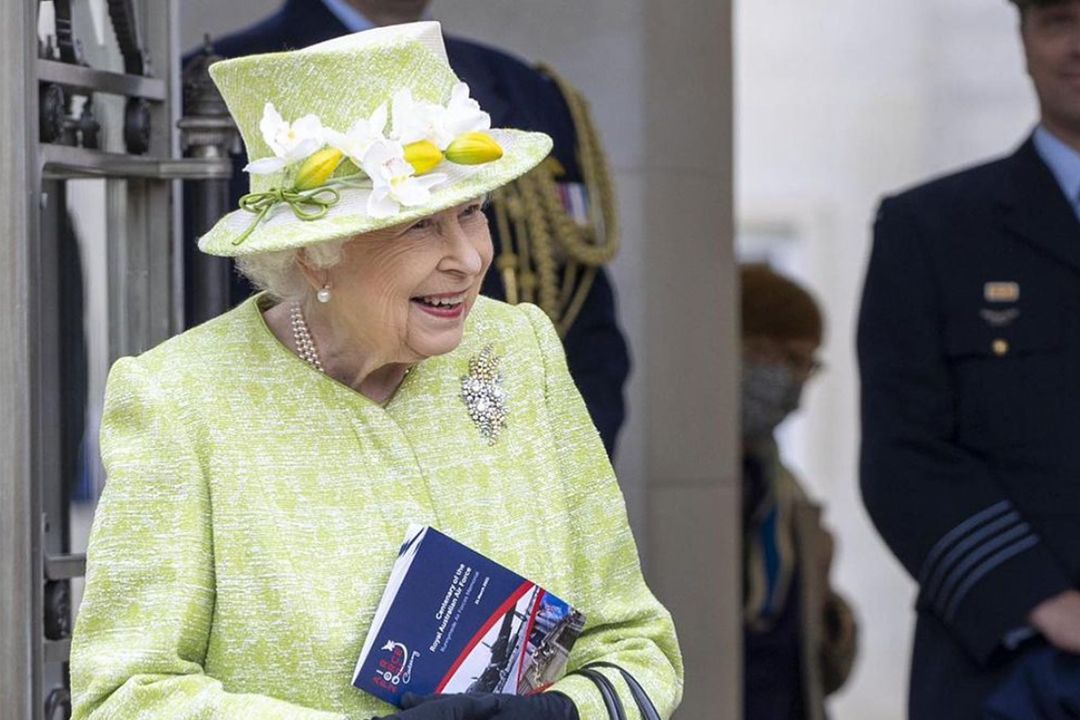 Queen Elizabeth Resumes Royal Duties 4 Days After the Death of Husband