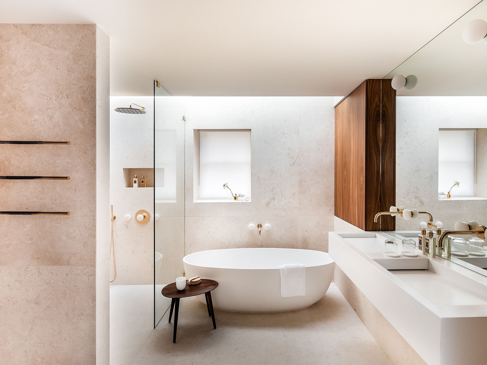 The en suite in the master bedroom embodies the same peaceful atmosphere