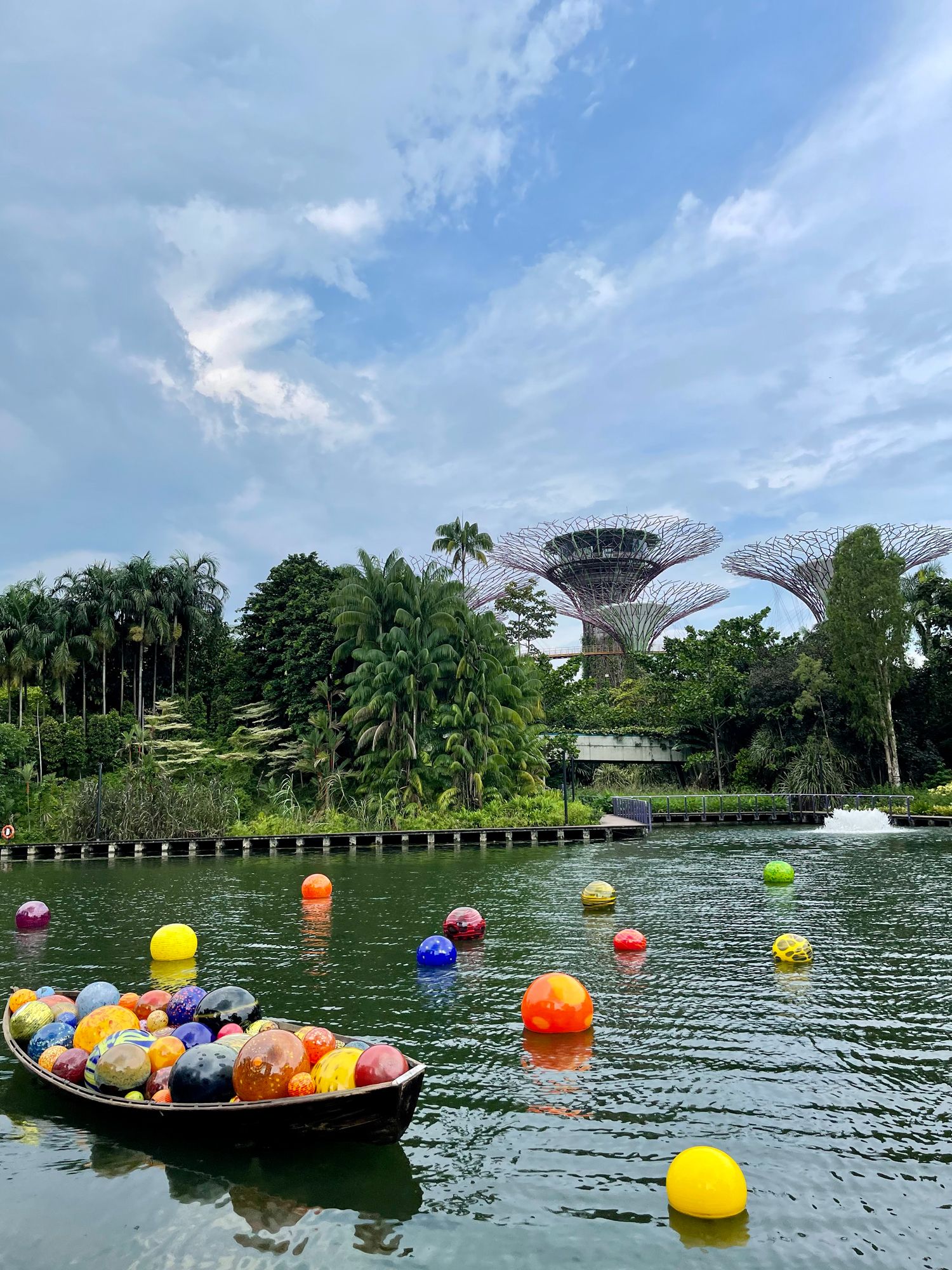 Dale Chihuly, Float Boat & Boats, 2014 at Gardens by the Bay, Singapore, installed 2021 (Photo: © Chihuly Studio)