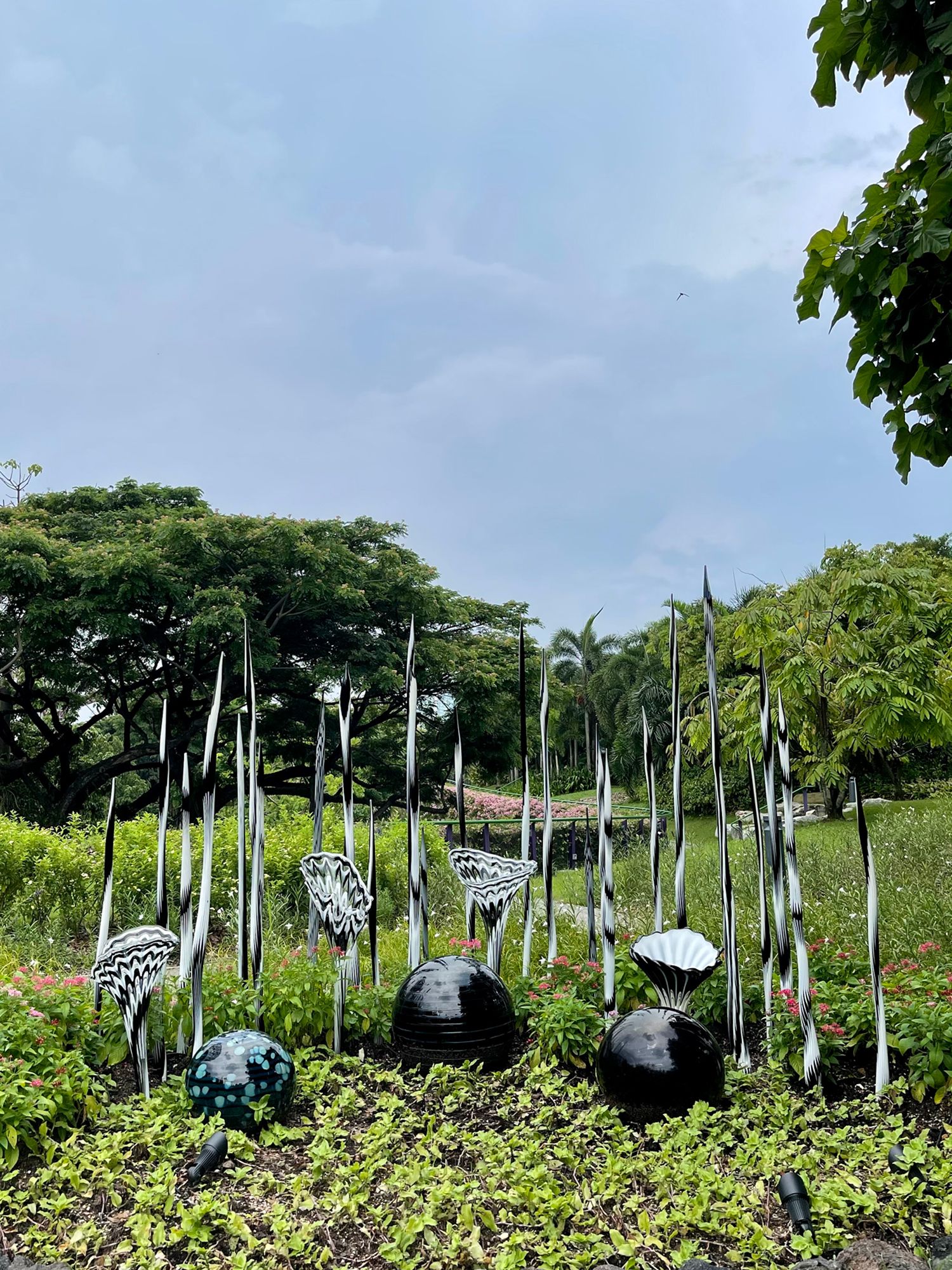 Dale Chihuly, Pearl and Obsidian Fiori at Gardens by the Bay, Singapore, installed 2021 (Photo: © Chihuly Studio)