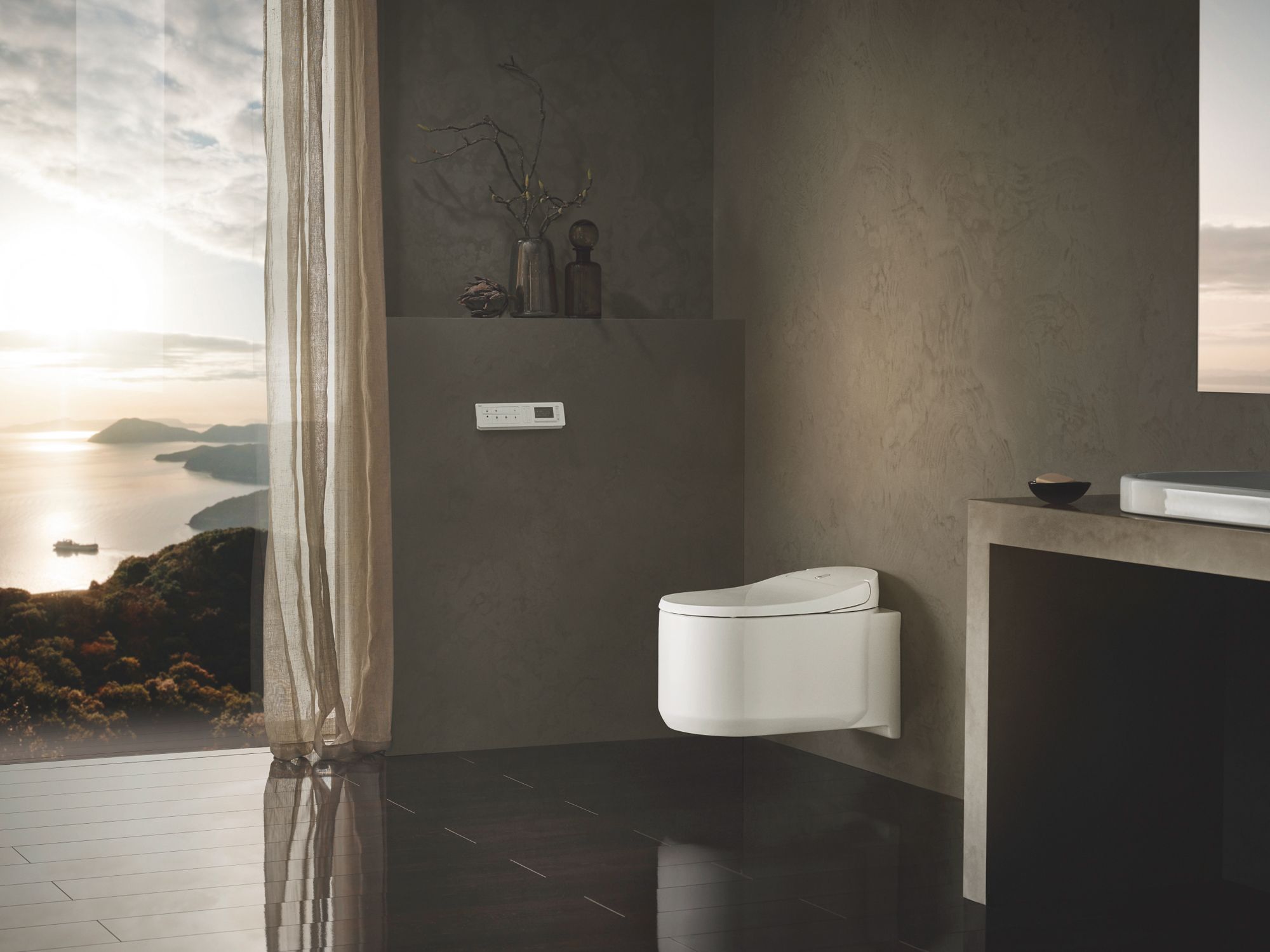The Grohe Sensia Arena toilet incorporates a nightlight and a lid with an automatic open and close function