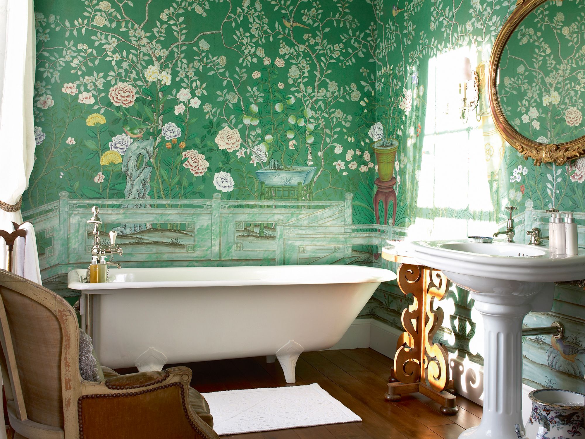 De Gournay’s Temple Newsam wallpaper brings the garden into this bathroom