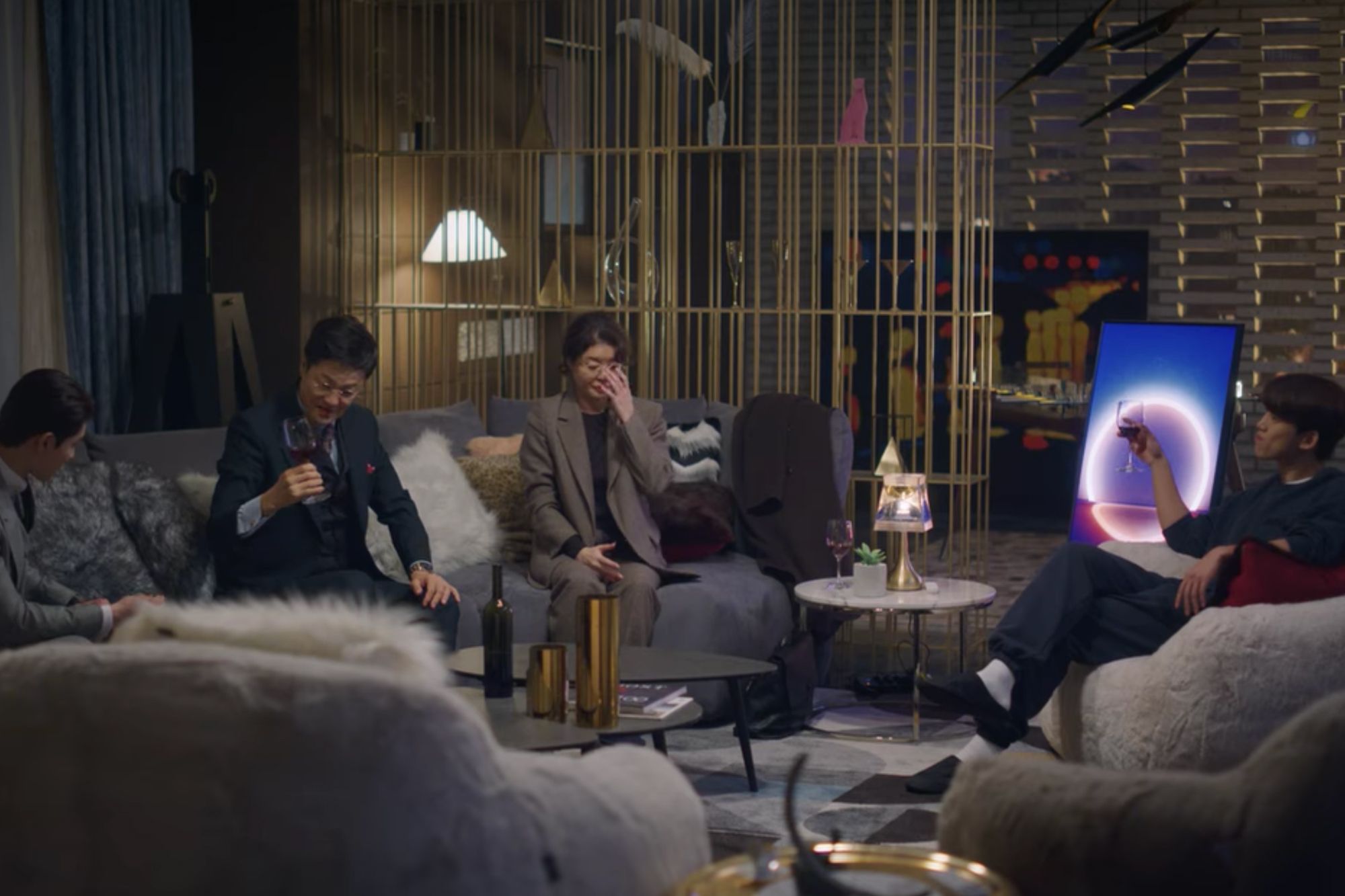 Jang Jun-Woo's apartment is lavishly decorated, with elegant and luxurious furnishings filling the space (Image: Netflix)