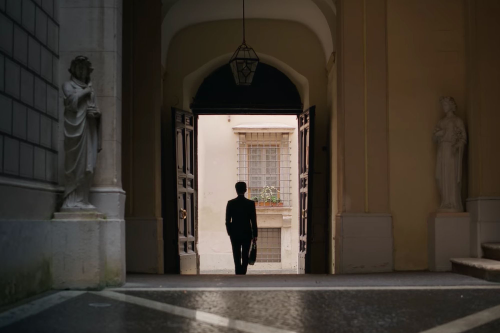 Song Joong-ki had to work with green and blue screens to feign walking down Italian streets (Image: Netflix)
