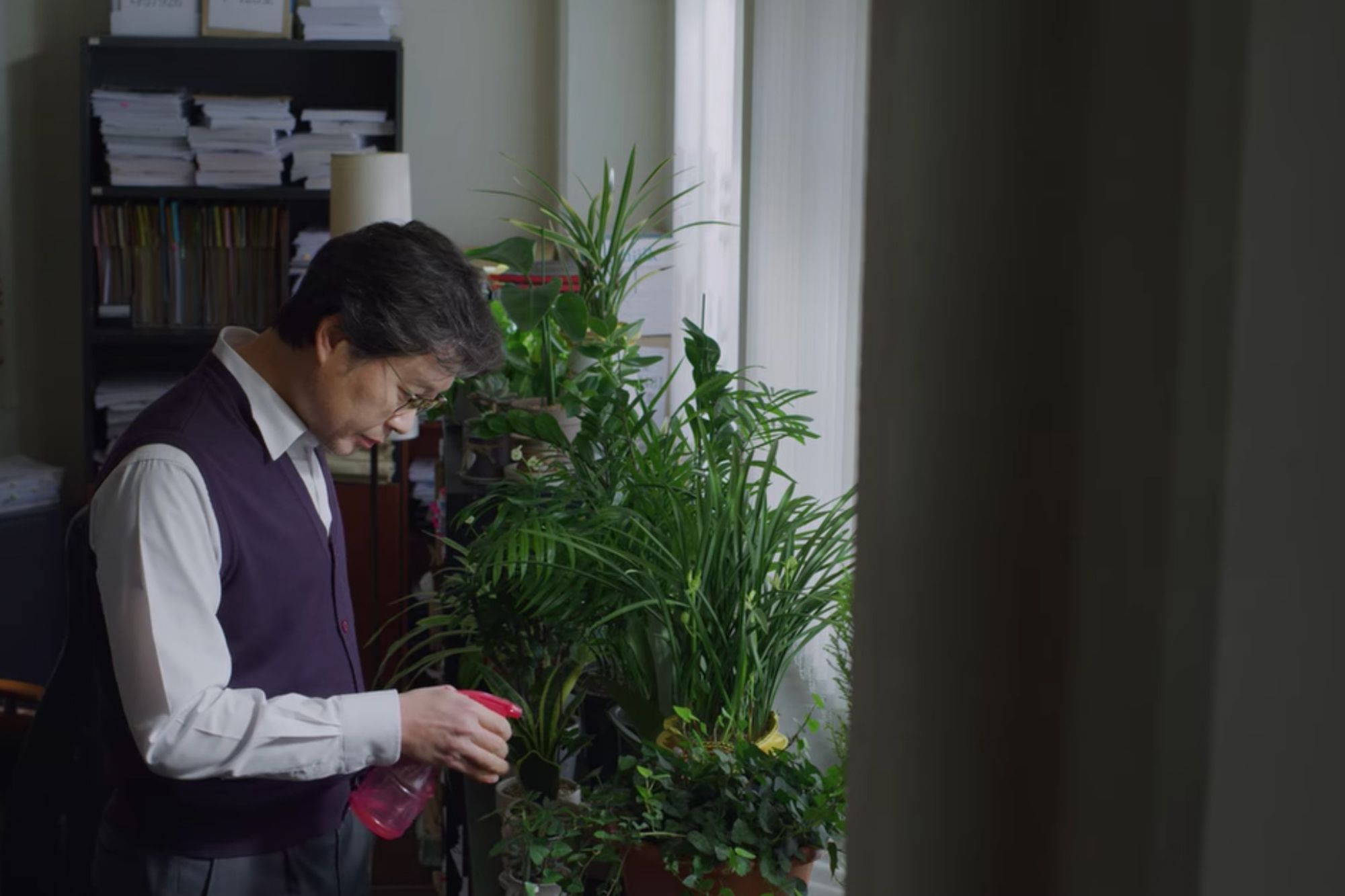 Hong Yoo-chan's love for houseplants is evidenced in both his home and office (Image: Netflix)