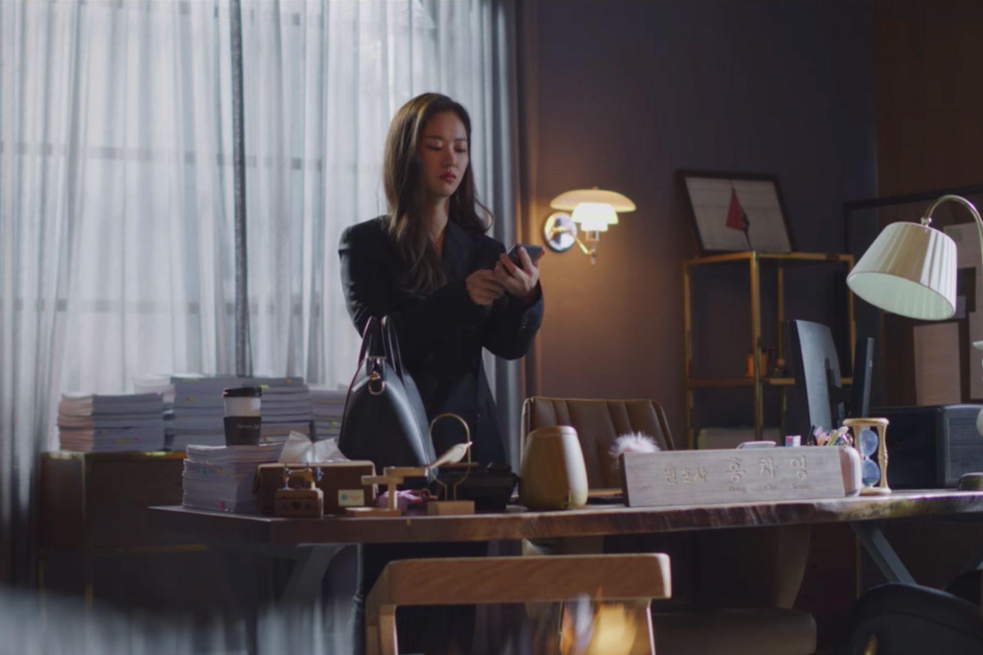 Hong Cha-yong's former office is decorated with a stylish and feminine touch (Image: Netflix)