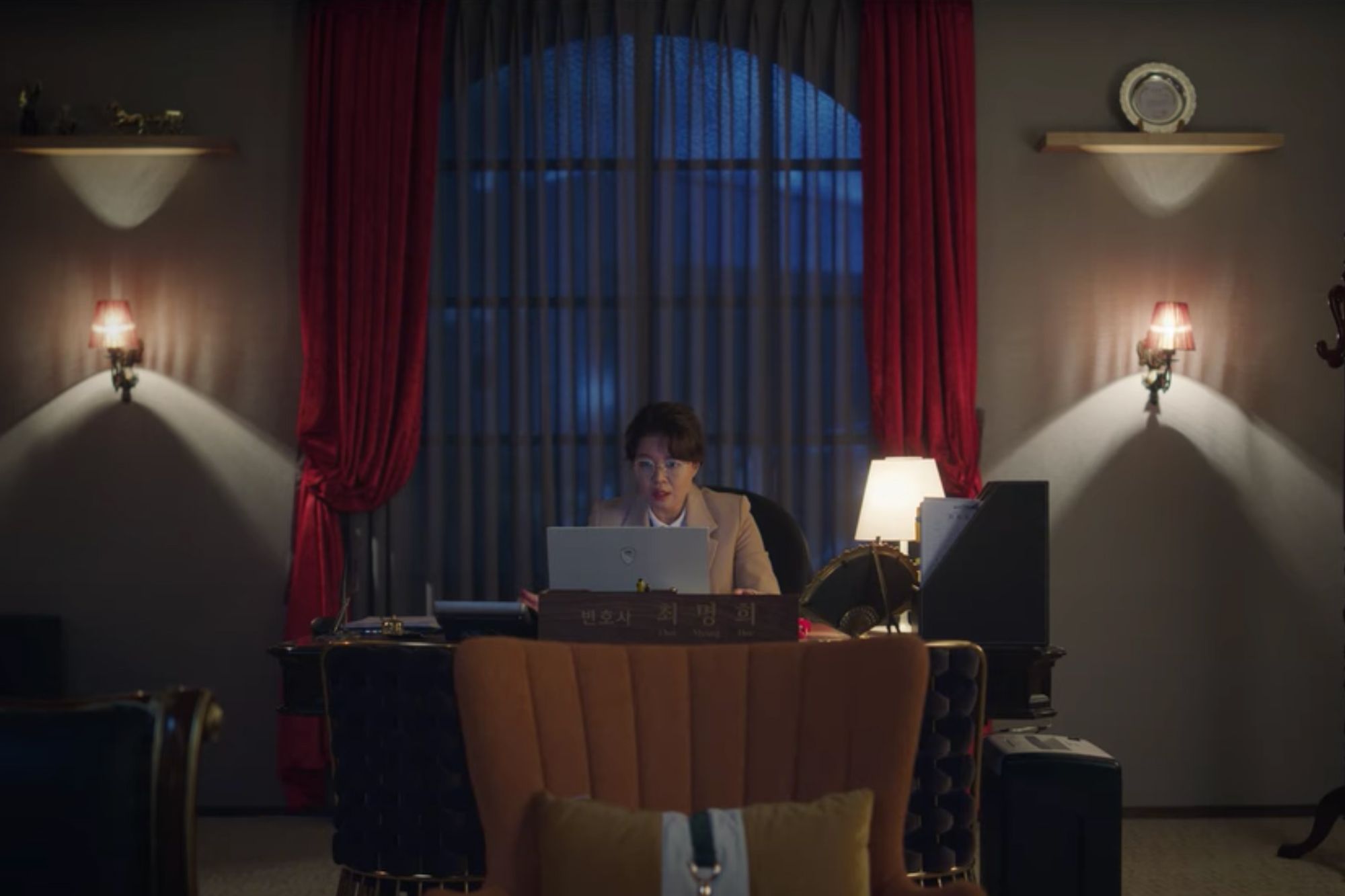 The office features similar design elements as Jang Jun-woo's penthouse apartment (Image: Netflix)