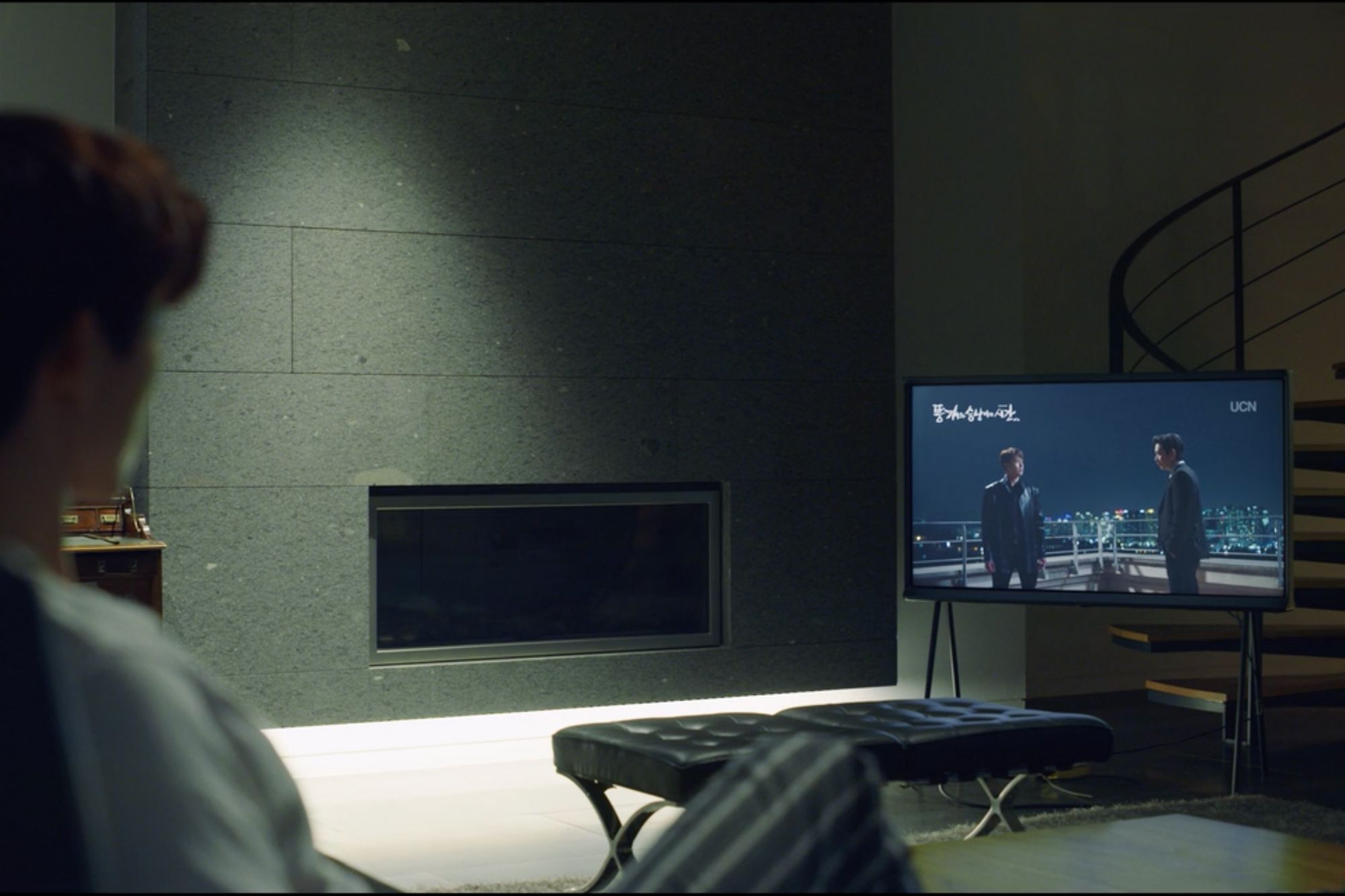 A Samsung Fram TV features 2PM members Nickhun and Chansung (Image: Netflix)