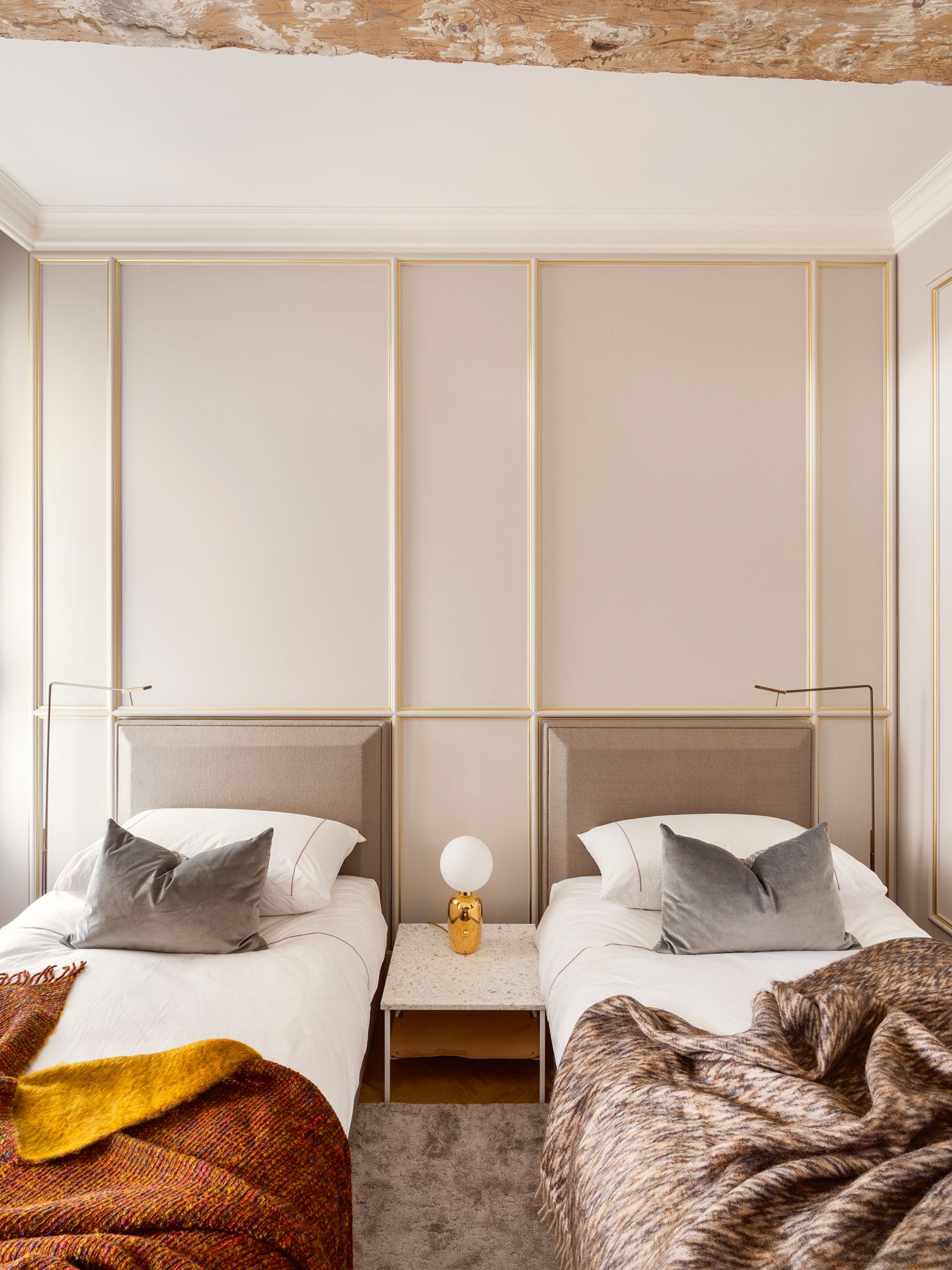 Plush Ezcaray mohair blankets add rich texture and cosiness to the guest room