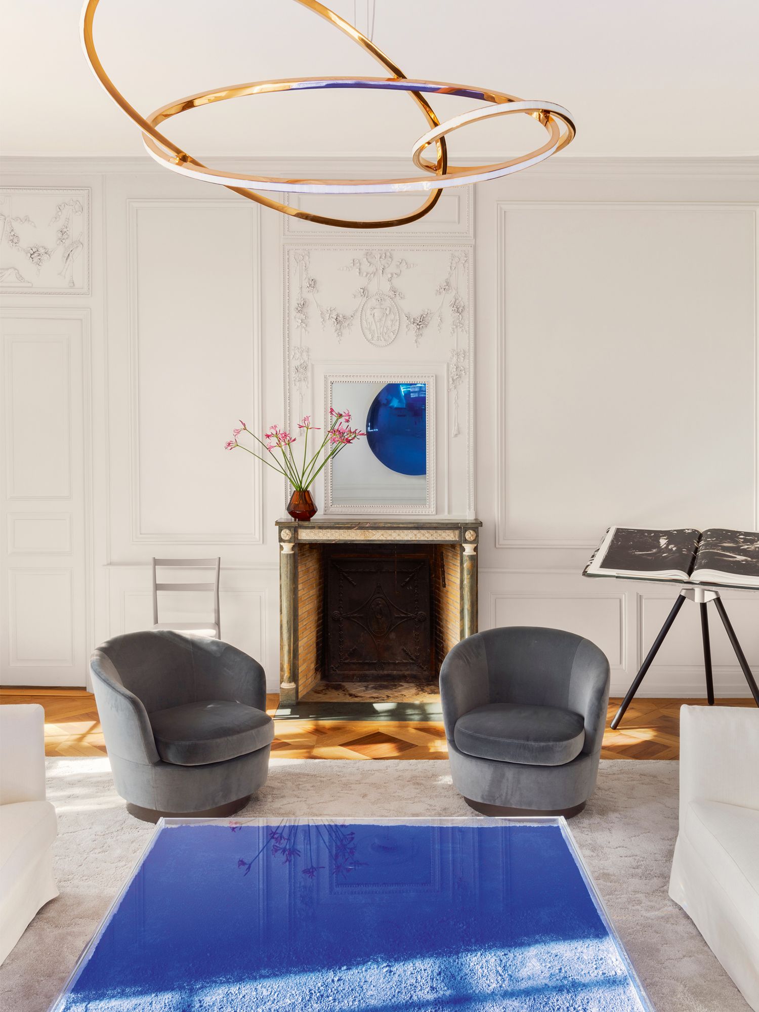 The Yves Klein coffee tables from SendaGallery echo the blue hue of the Anish Kapoor stainless-steel artwork