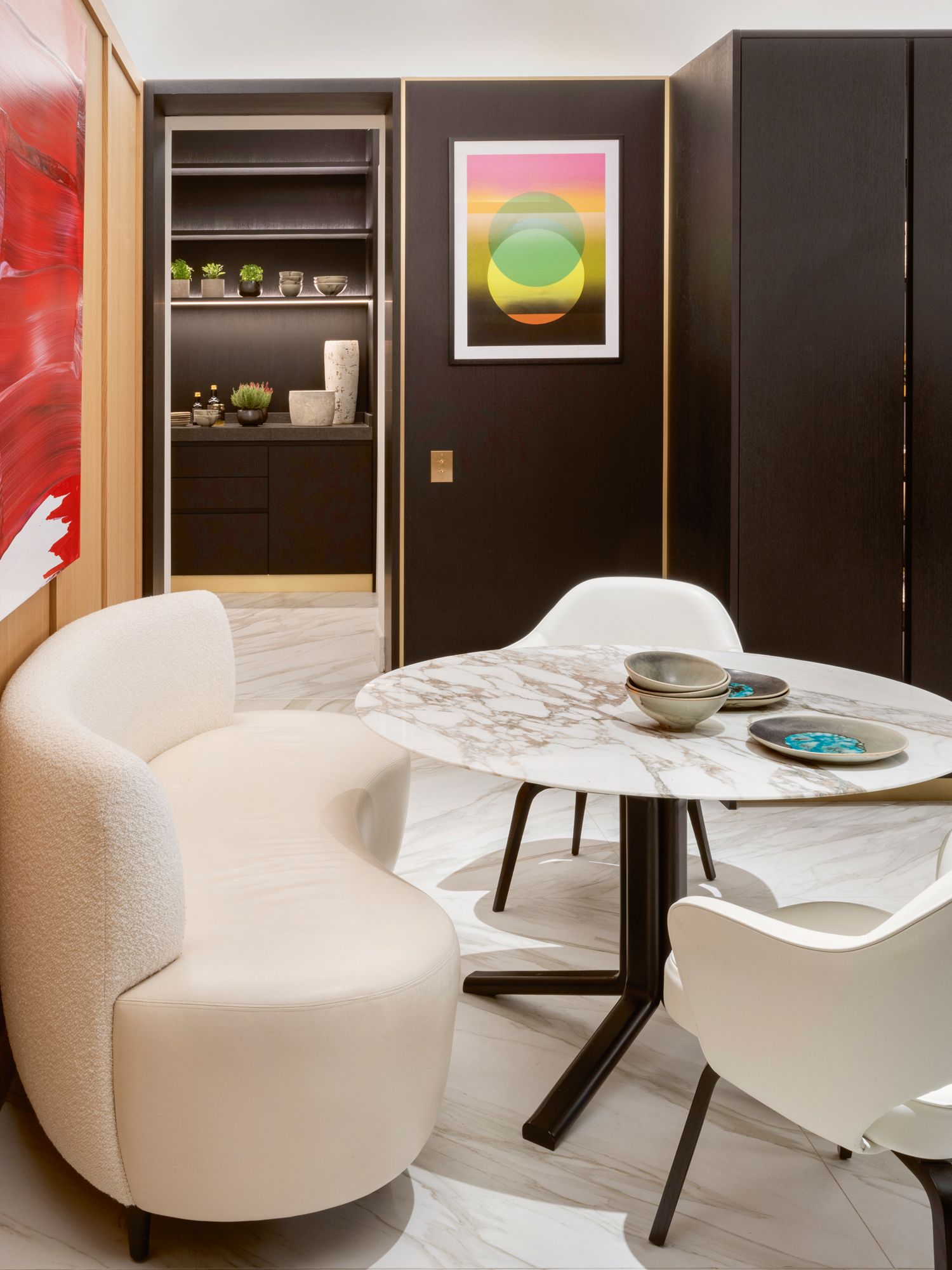 This breakfast nook is furnished with the Knoll Saarinen Executive armchairs, a bespoke sofa by Jaime Beriestain Studio and the Meridiani Miller table