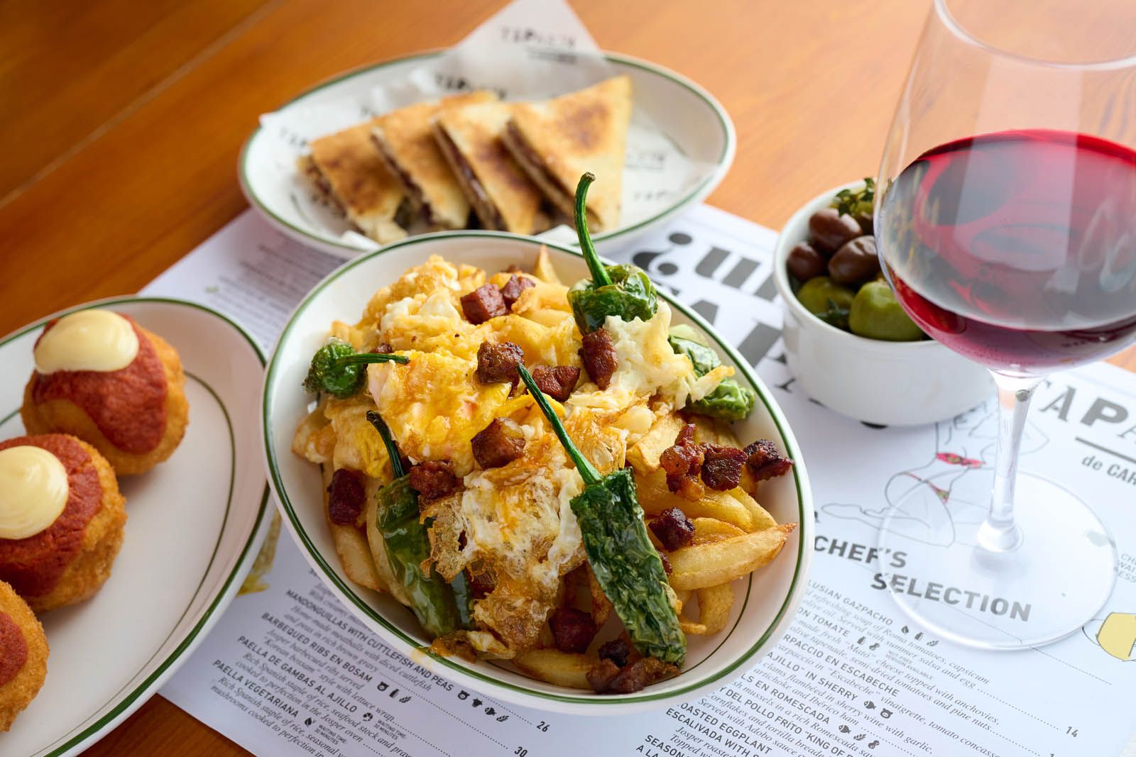 Huevos estrellados with thick cut chips