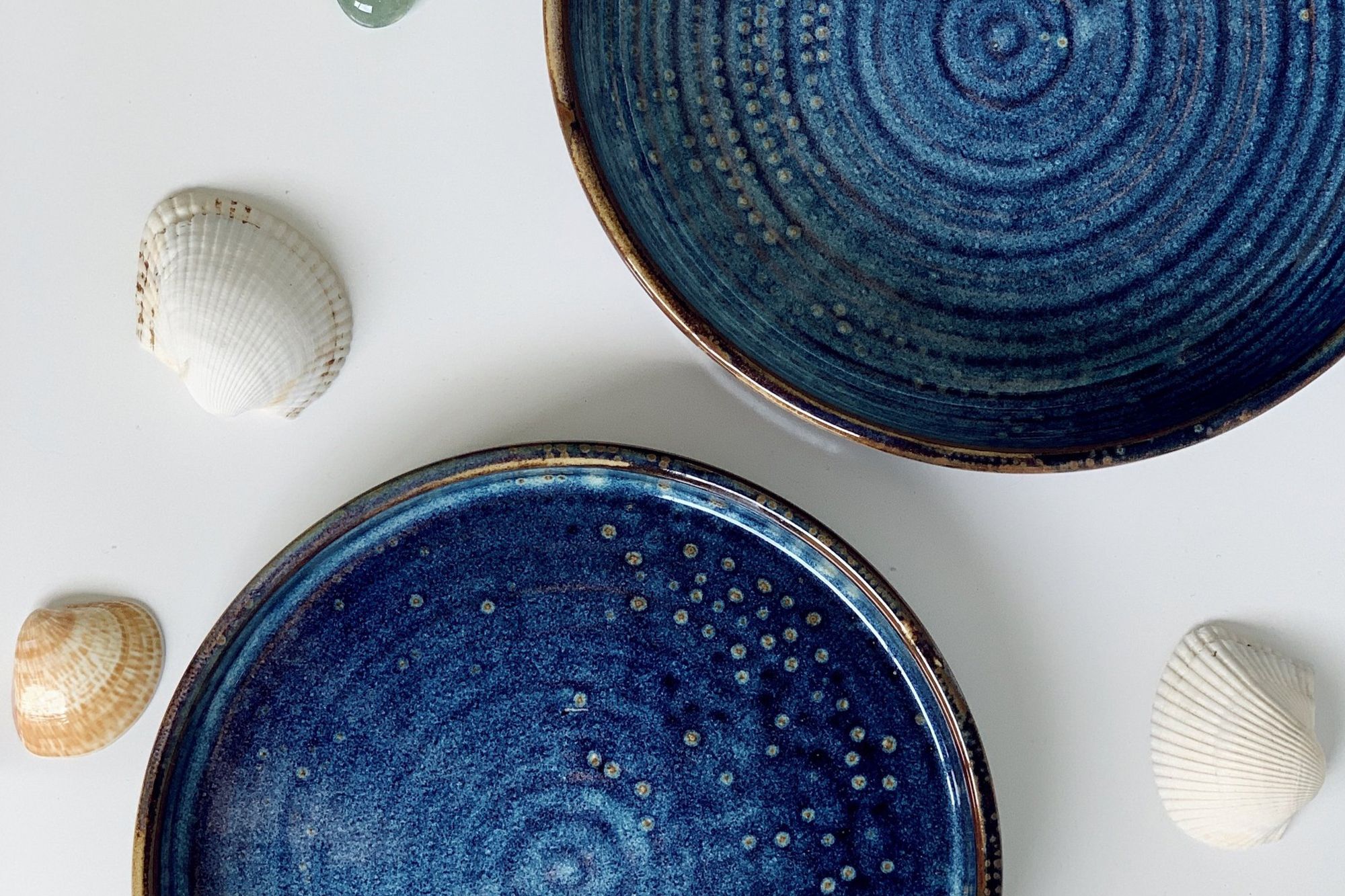 The dark blue hue of the plates brings to mind deep ocean waves Photo: Base Piece