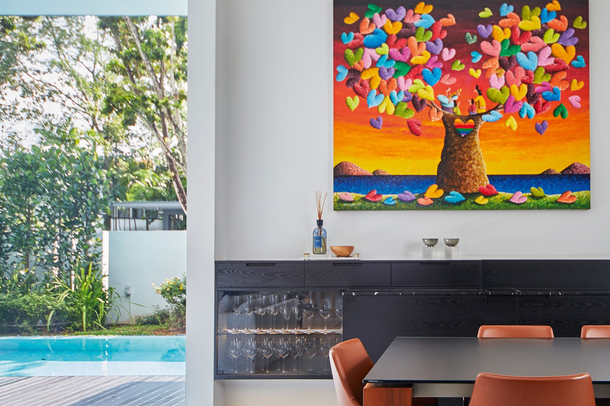 A painting by Turkish artist Coplu commissioned from Ode to Art is a lively conversation piece in the dining area