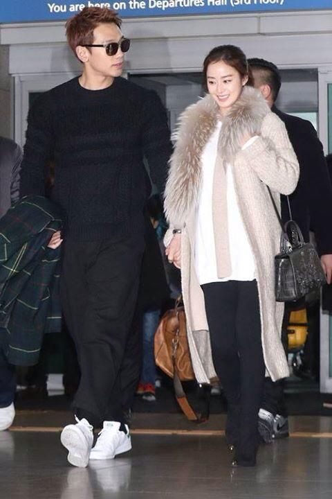 A luxurious honeymoon look: Crocodile skin shoulder bag by Colombo, Giuseppe Zanotti ankle boots and a fur knit cardigan by Korean label Obzze.  Photo: Youtube