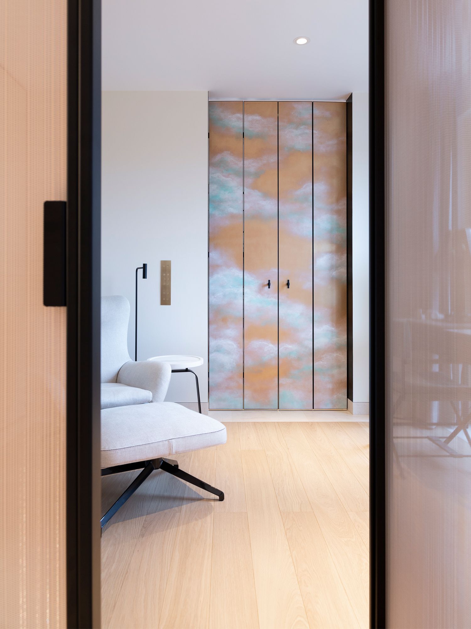 Rinderknecht added a luxurious touch to the pivoting doors by mixing gold within the metal mesh