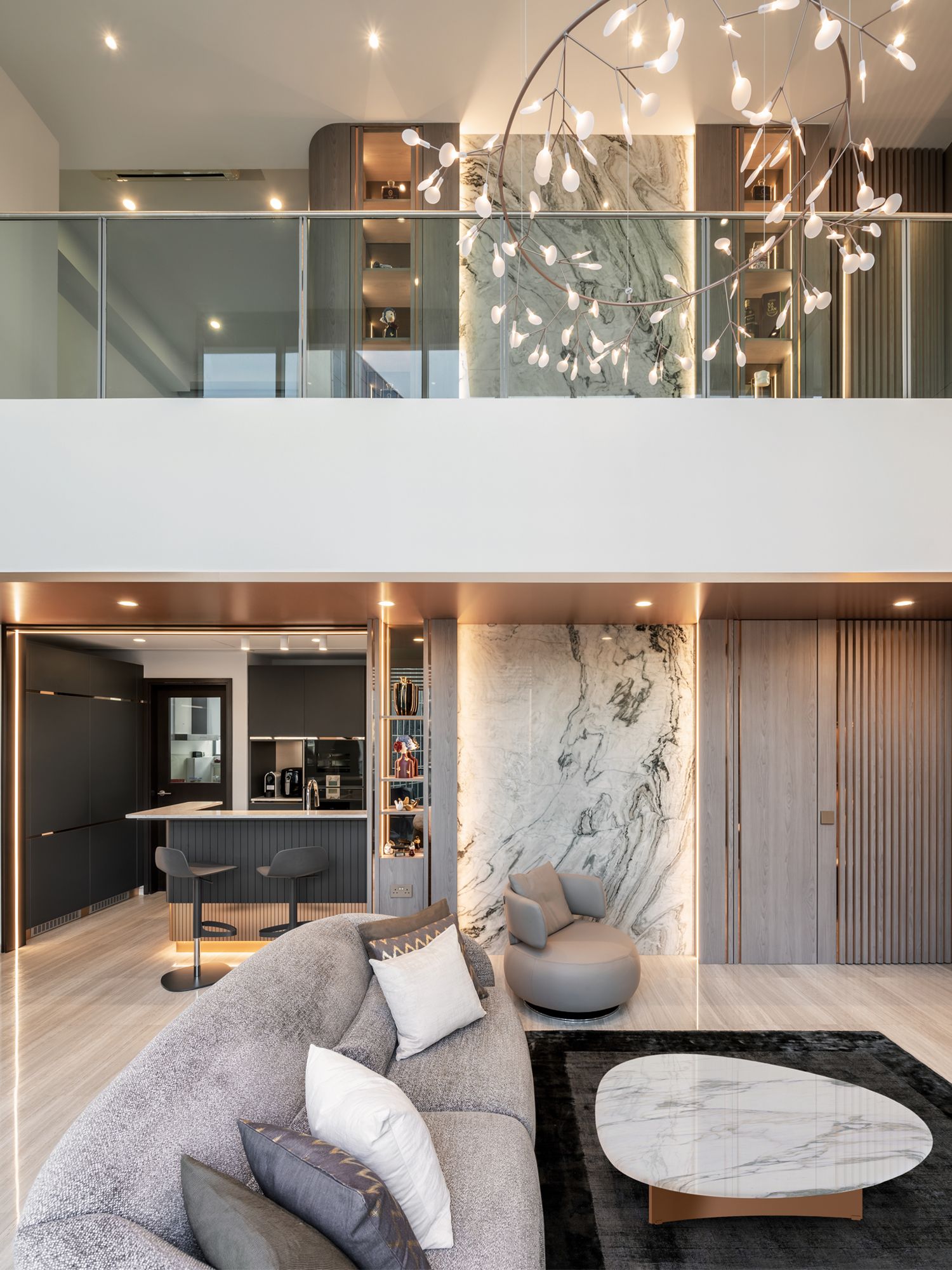 The bookmatched marble slabs on the mezzanine and the first storey form the centrepiece of the home