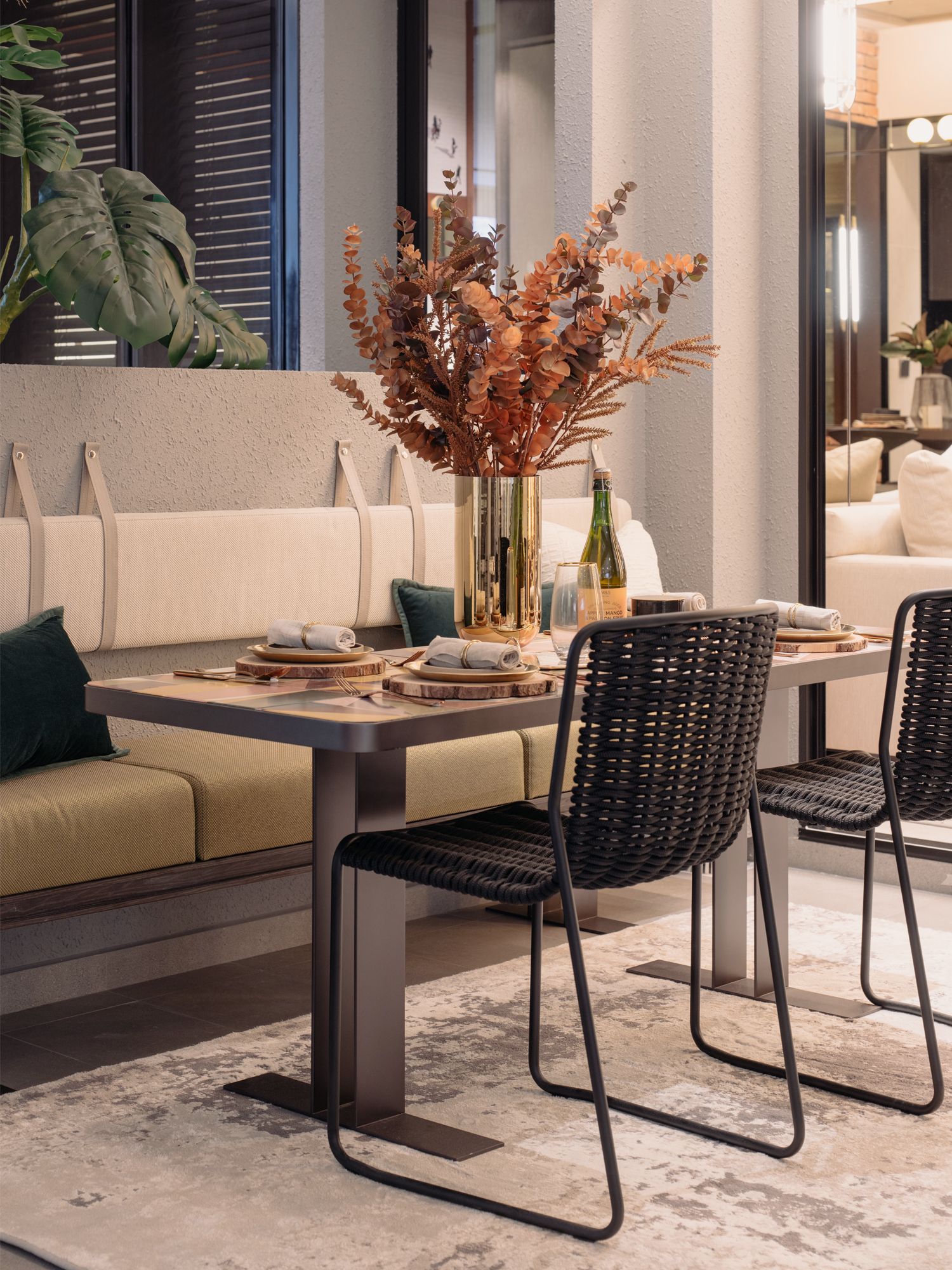 Decorated with teal accent cushions, this custom bench maximises the use of space in the dining area