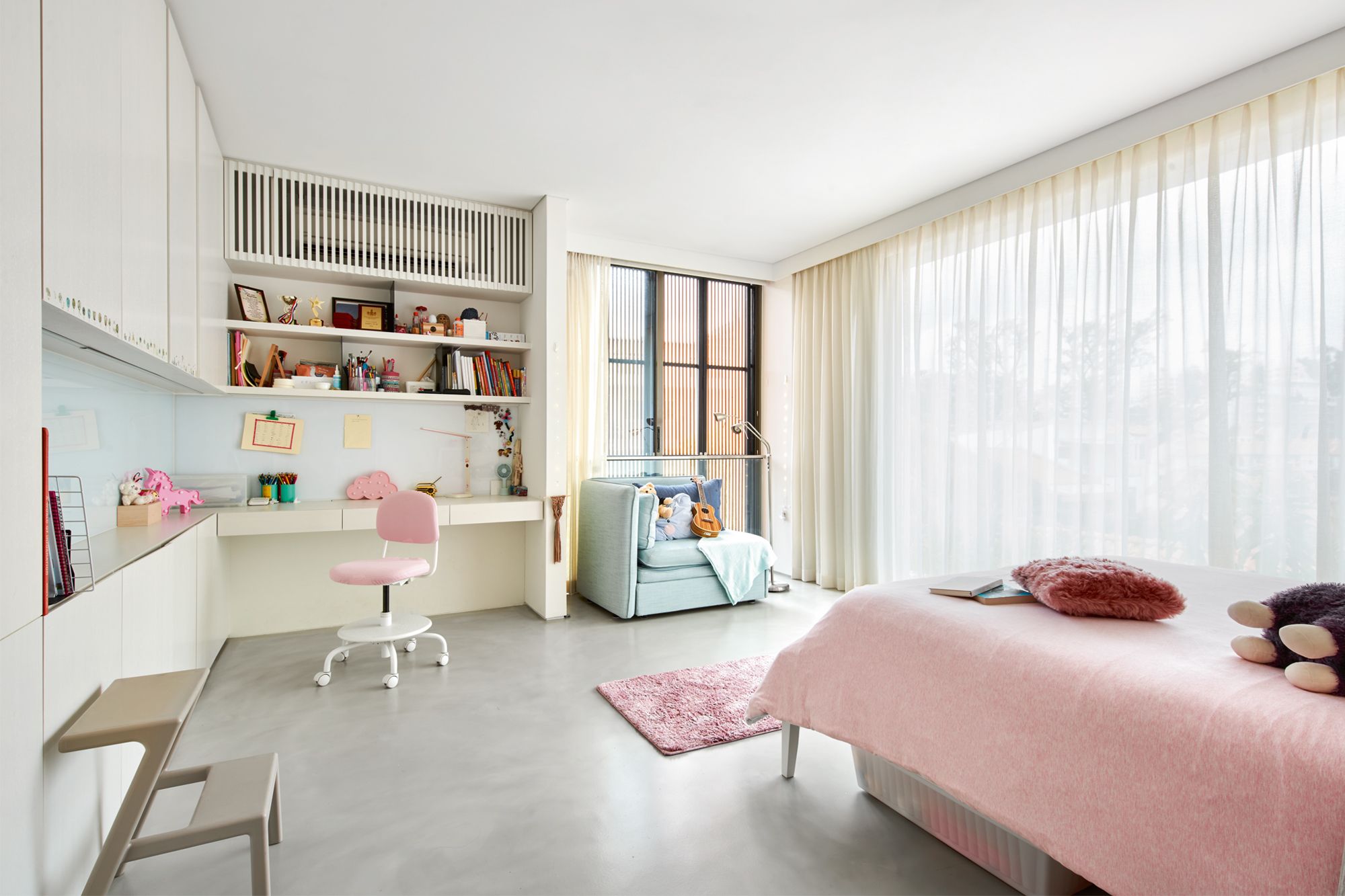 Pastel tones on the furnishings bring a cheerful touch to this daughter’s bedroom