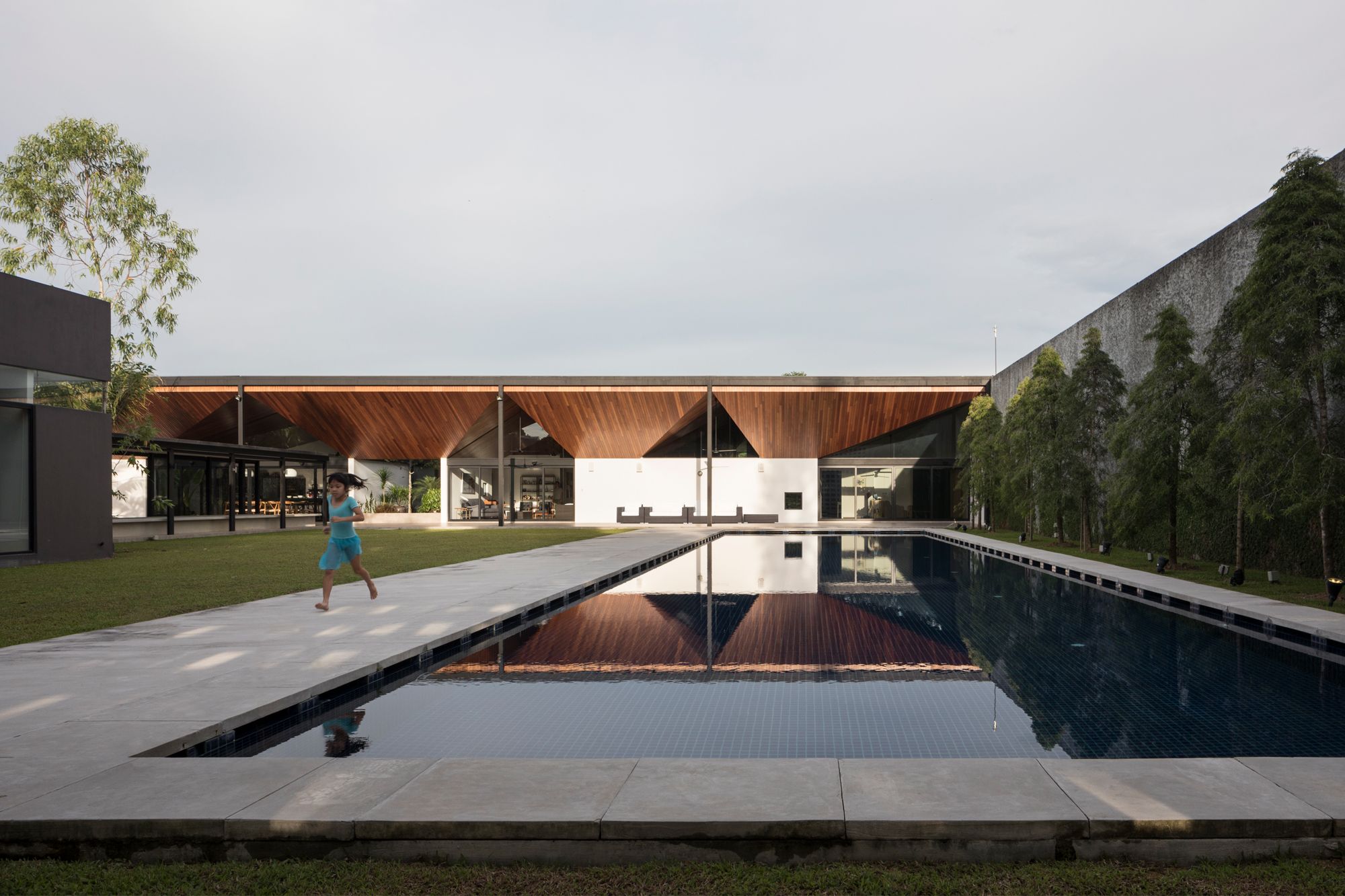Designed by Formwerkz Architects, this impressive residence is a private haven for its occupants Image: Courtesy of DesignSingapore