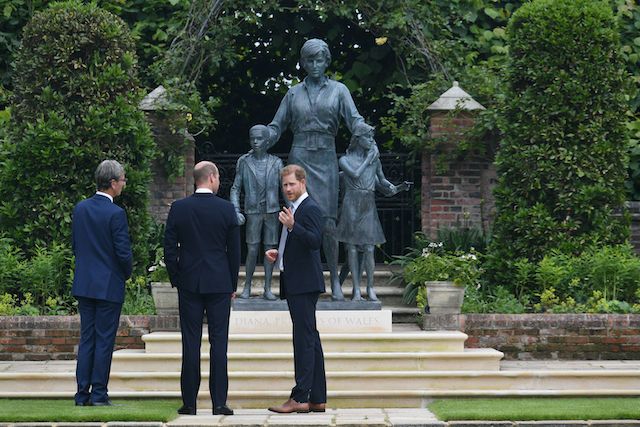 Sculptor Ian Rank-Broadley (L) chats to Britain's Prince William, Duke of Cambridge (C) and Britain's Prince Harry, Duke of Sussex during the unveiling of a statue of their mother, Princess Diana at The Sunken Garden in Kensington Palace, London on July 1, 2021, which would have been her 60th birthday. - Princes William and Harry set aside their differences on Thursday to unveil a new statue of their mother, Princess Diana, on what would have been her 60th birthday. (Photo by Dominic Lipinski / POOL / AFP)