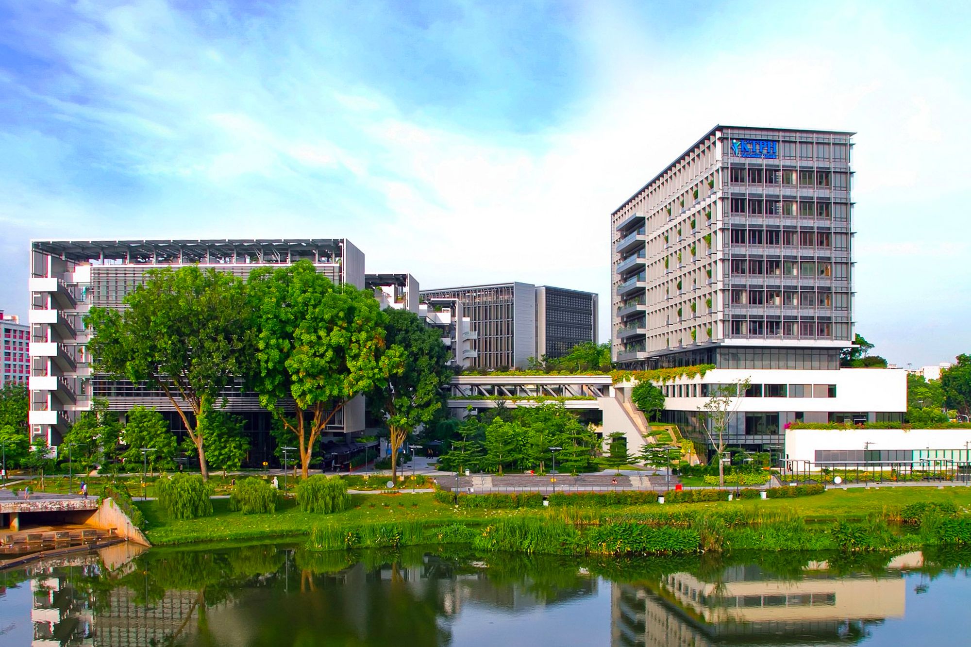 Khoo Teck Puat Hospital, designed by CPG Consultants and RMJM, sets a new precedent for healthcare institutions Image: Courtesy of CPG Consultants