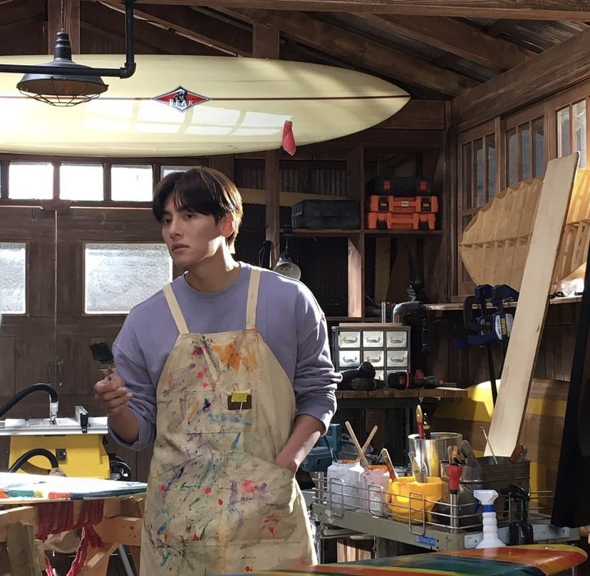In paint-splattered overalls in a scene from Lovestruck in the City — who can resist an arty soul with a boho spirit? Not us.