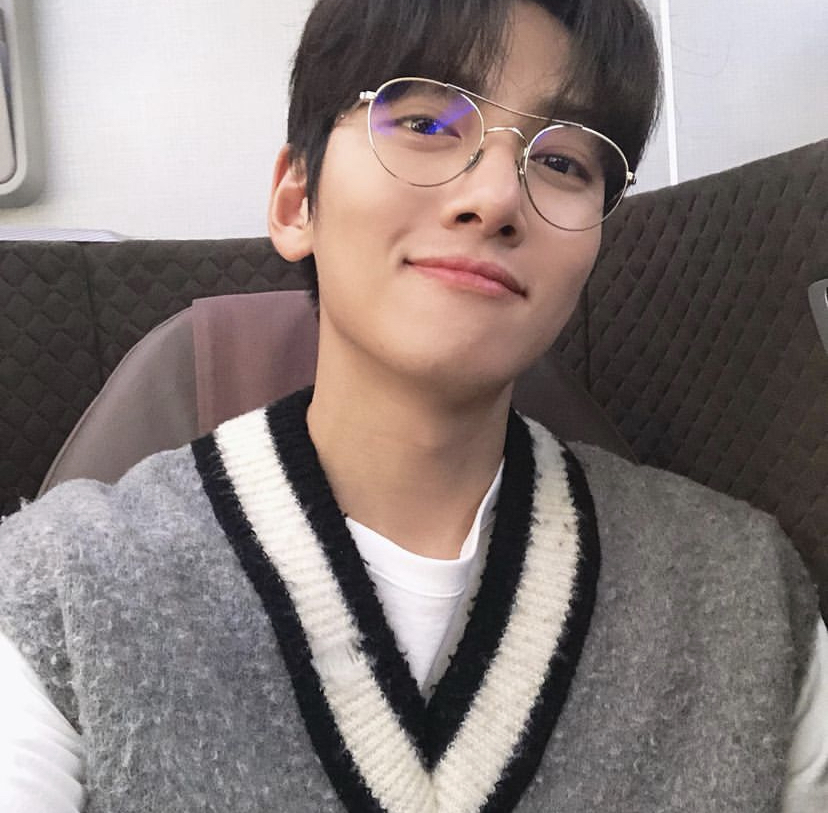 A selfie posted on his Instagram, when he was enroute to Singapore for the Clash de Cartier event. Preppy sweater and his fave metal-rimmed specs for a great in-flight OOTD.