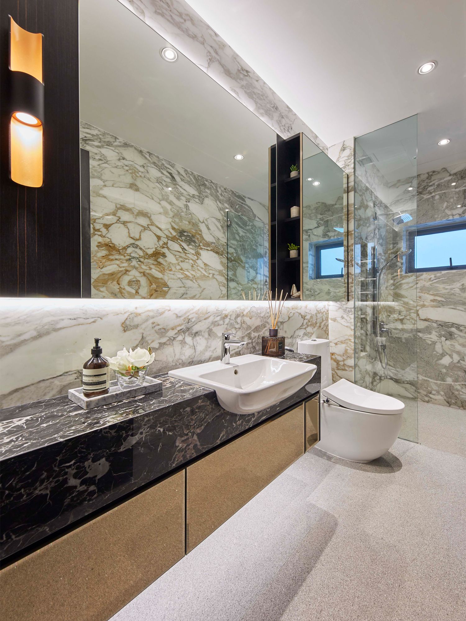 KGID layered different marble varieties in the bathrooms to create distinct elegant spaces